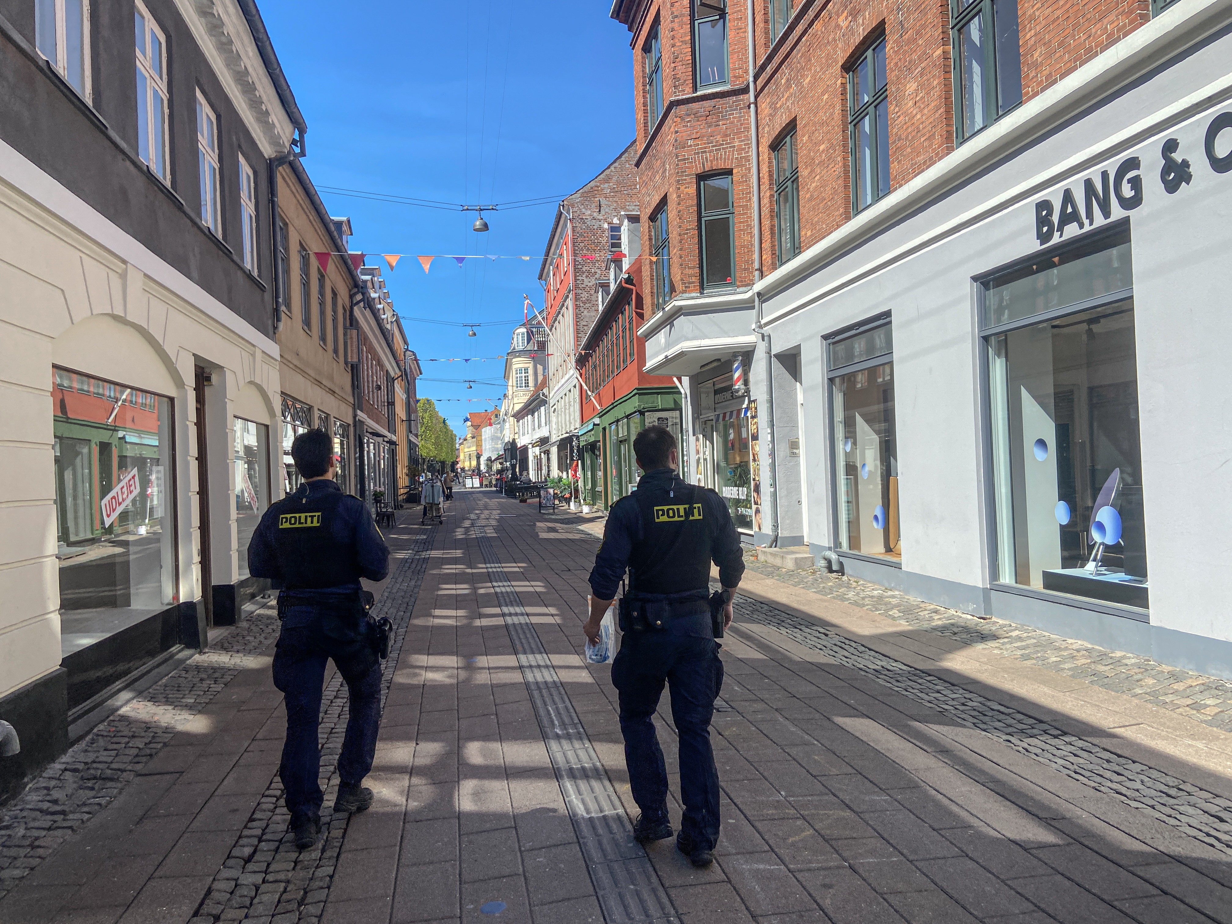 Betjente fra Nordsjællands Politi i gang med at undersøge sagen.