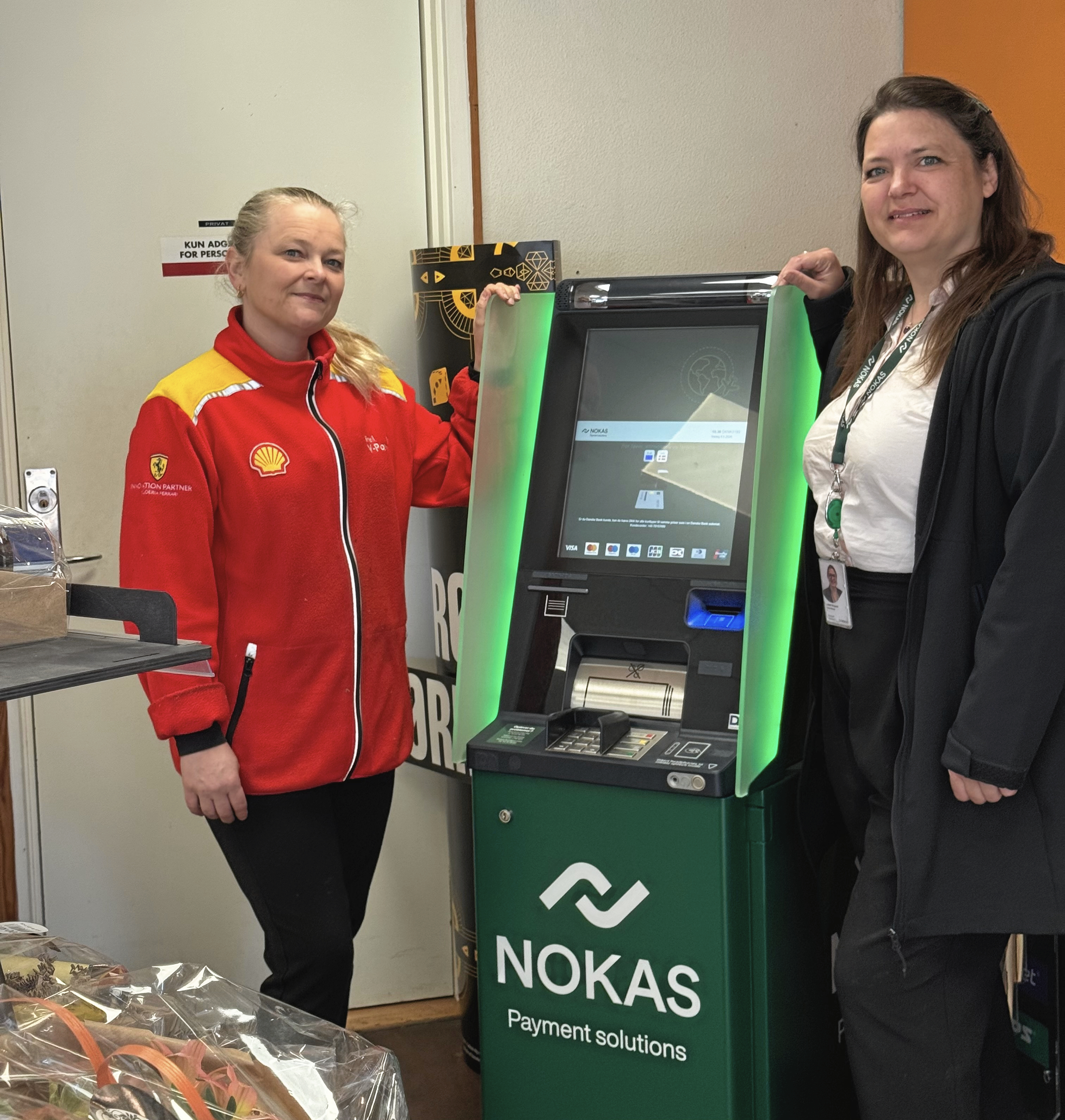 Den hæveautomat, som i månedsvis har skabt frustrationer og skideballer på Shell i Nykøbing Sjælland, er nu fortid. I stedet er en spritny blevet sat op.