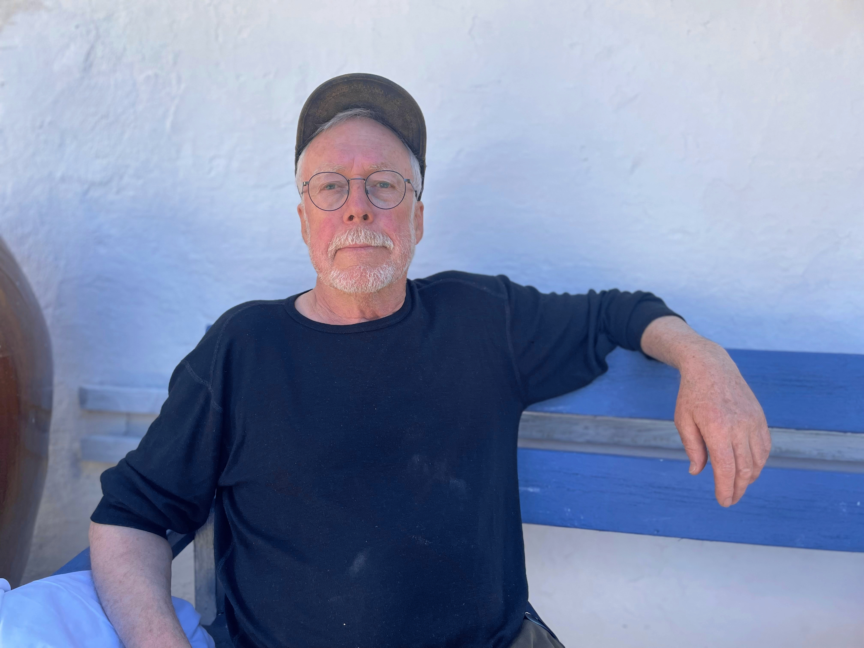 Billedkunstner og forfatter Torben Olesen er aktuel med en ny bog, hvor han benytter sig af et særligt kunstnerisk greb.