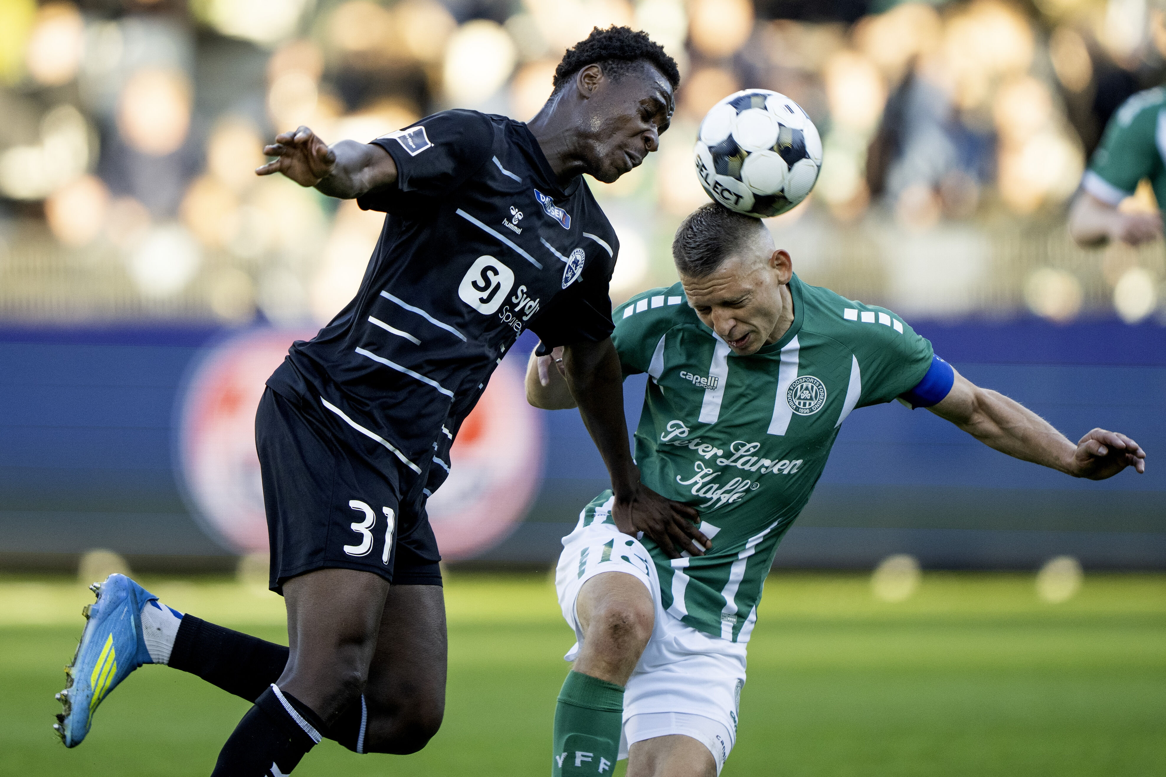 Viborgs midtbanespiller Jeppe Grønning havde flere hårde dueller med Sønderjyskes spillere, og her er det udeholdets Mohamed Cherif, der er med i nærkampen.