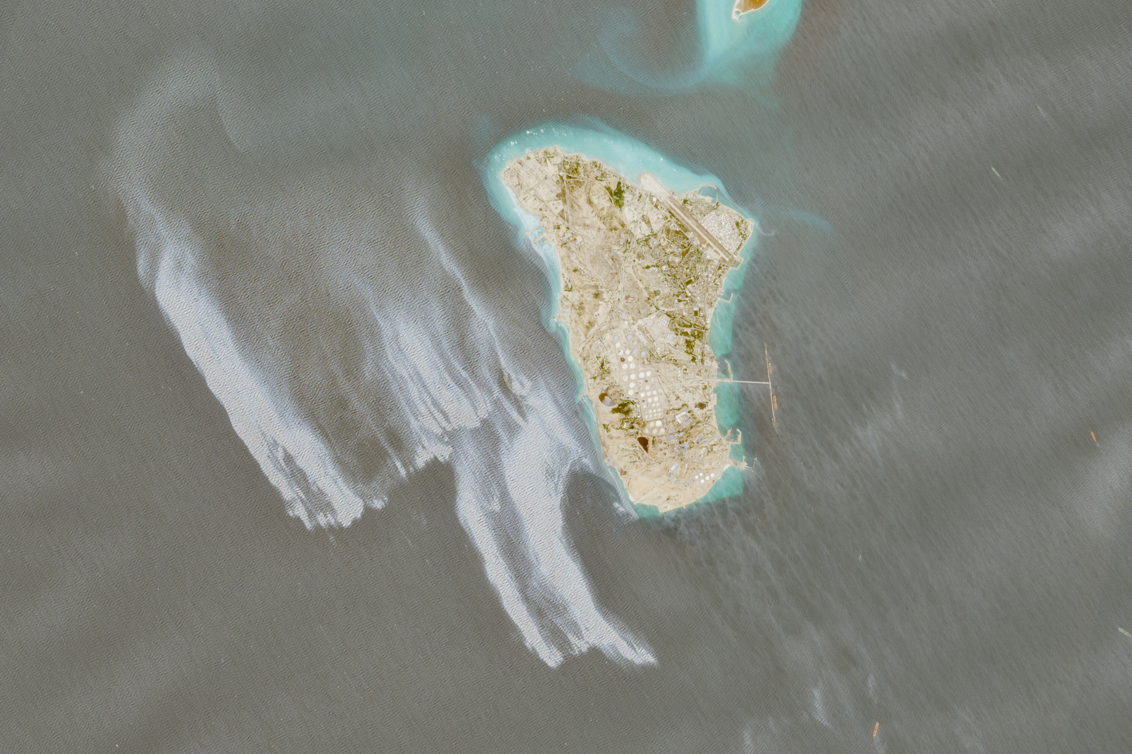 Et satellitbillede viser et formodet olieudslip ud for den iranske ø Kharg i Den Persiske Golf.