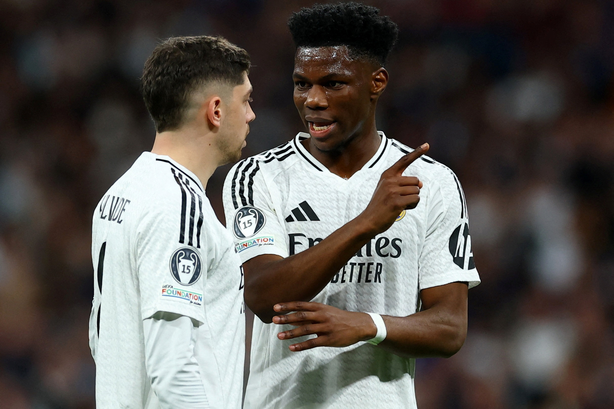 Aurélien Tchouaméni (til højre) er med i kamptruppen til søndagens El Clásico. Det er Federico Valverde omvendt ikke på grund af en hovedskade. (Arkivfoto).