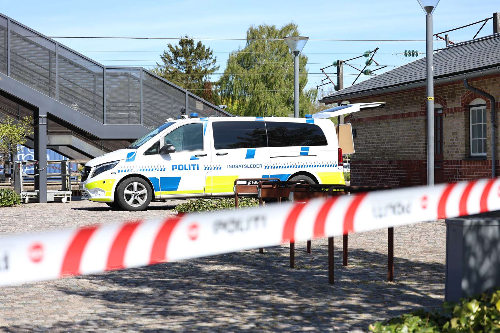 Togene holder i øjeblikket stille på Kystbanen mellem Skodsborg Station og Nivå Station.