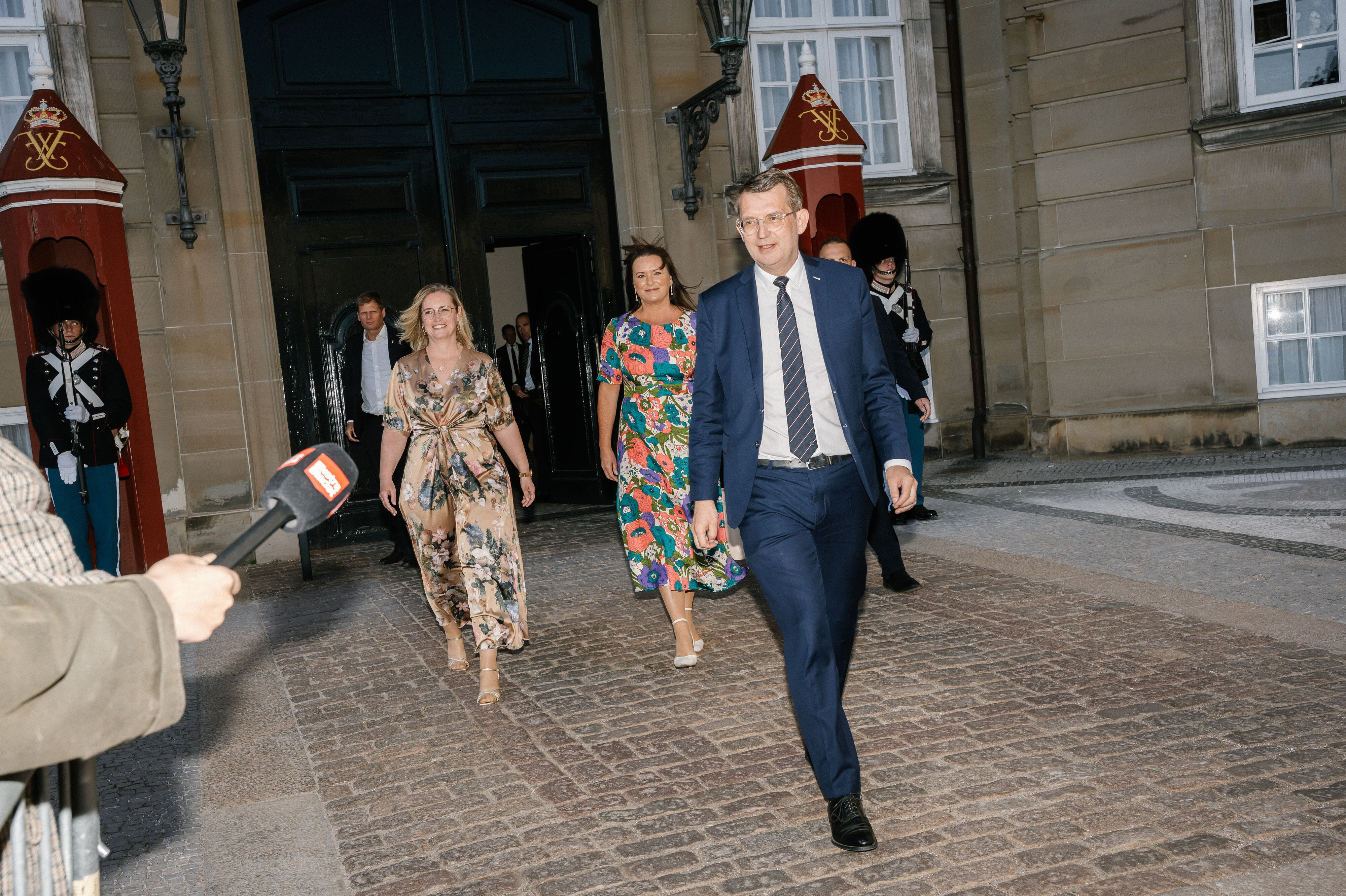 Troels Lund Poulsen (V) blev fredag kongelig undersøger og dermed forhandlingsleder i forhold til at kunne danne en ny regering. Her afløste han Mette Frederiksen (S), efter at Moderaterne valgte at pege på Venstres formand som kongelig undersøger i stedet for Socialdemokratiets formand.