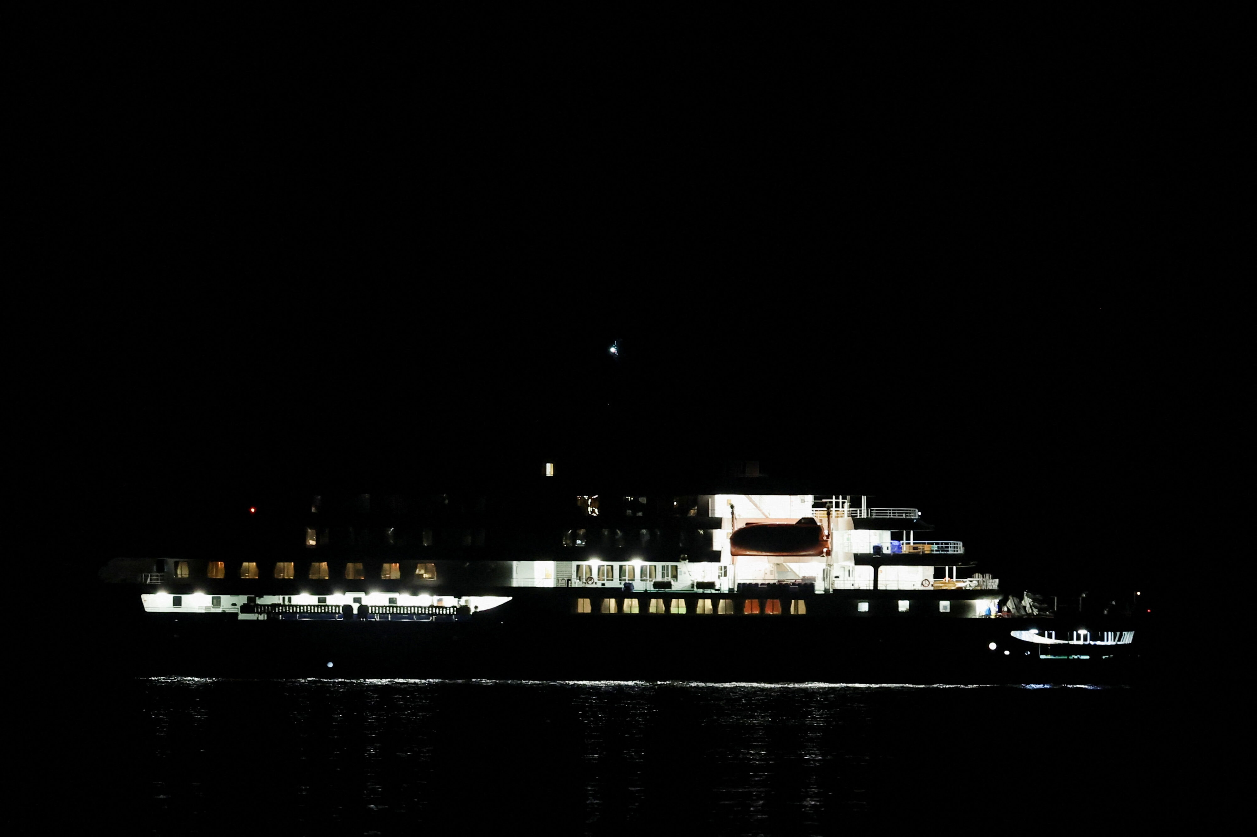 Krydstogtskibet MV "Hondius" er ankommet til farvandet ud for havnen Granadilla de Abona på Tenerife, viser billeder fra stedet.