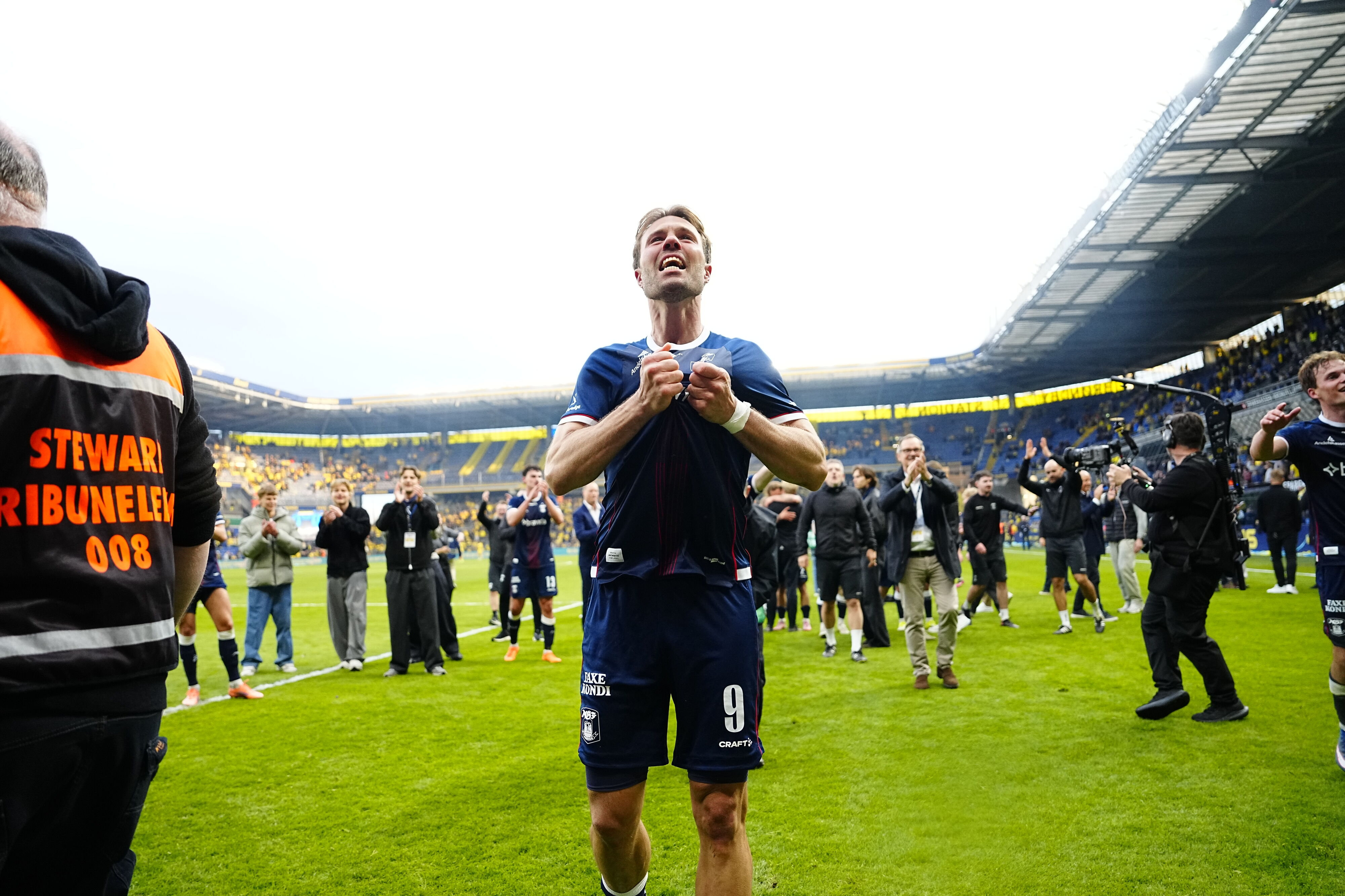 Patrick Mortensen modtog folkets hyldest efter sejren i Brøndby.