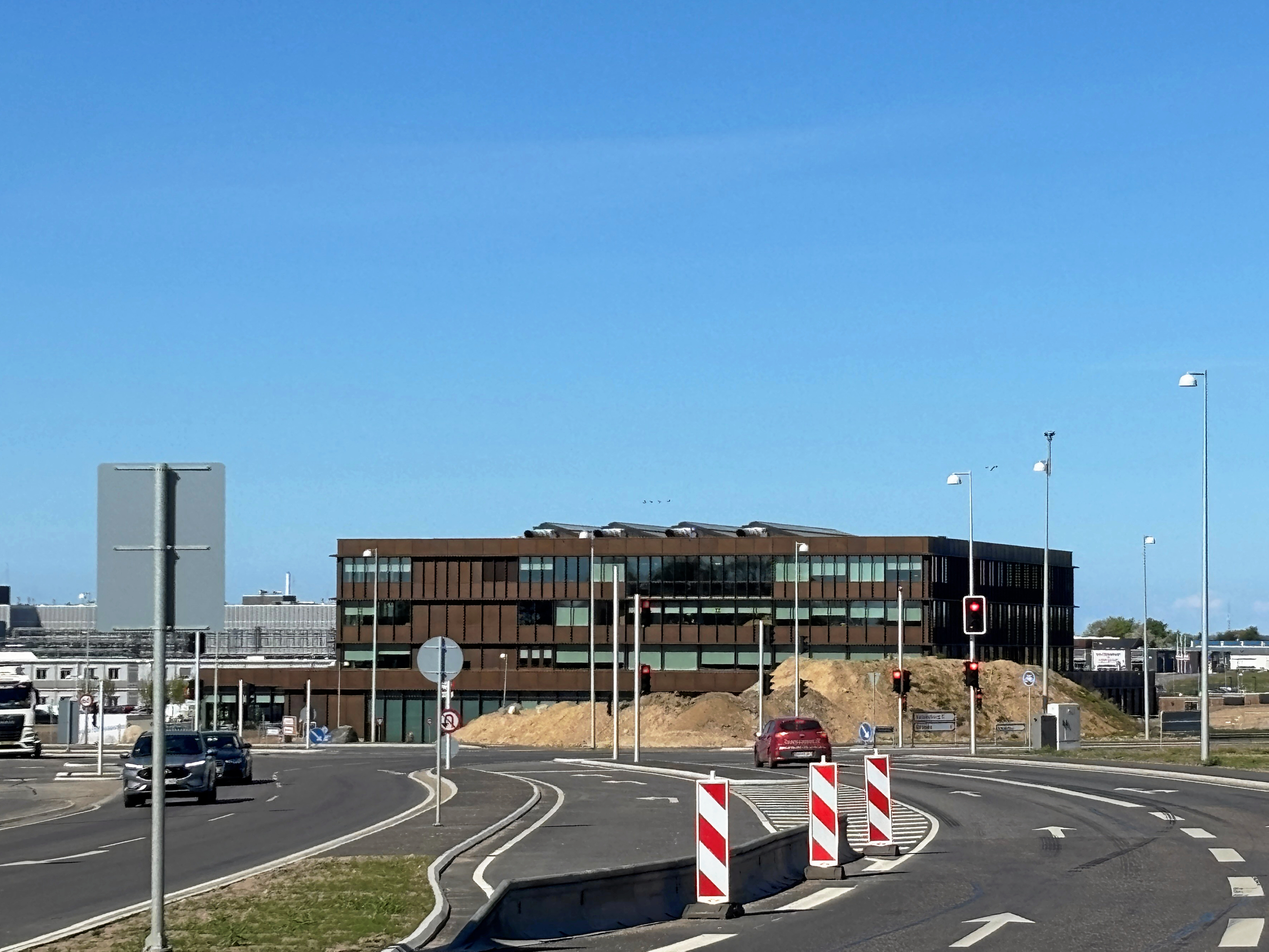 Kommer man til Kalundborg ad Rute 23, så kan man ikke undgå at se Novo Nordisks nye administrationsbygning i Kalundborg. Bygningen er en del af Novo Nordisks investering på 65 milliarder kroner i Kalundborg og er netop blevet taget i brug af cirka 500 medarbejdere fra Novo Nordisk og NNE.