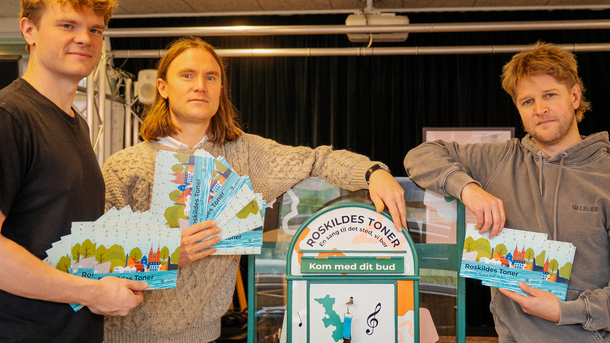 Nikolaj Busk (tv) og Ale Carr (th) fra Dreamers' Circus har sammen med Bisse (midten) skrevet Roskilde-sangen "Der flyder en kilde (Roirs Sang)."