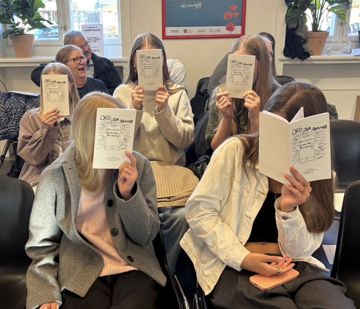 Eleverne læste digte op, signerede bøger og fejrede udgivelsen med jordbærbobler.