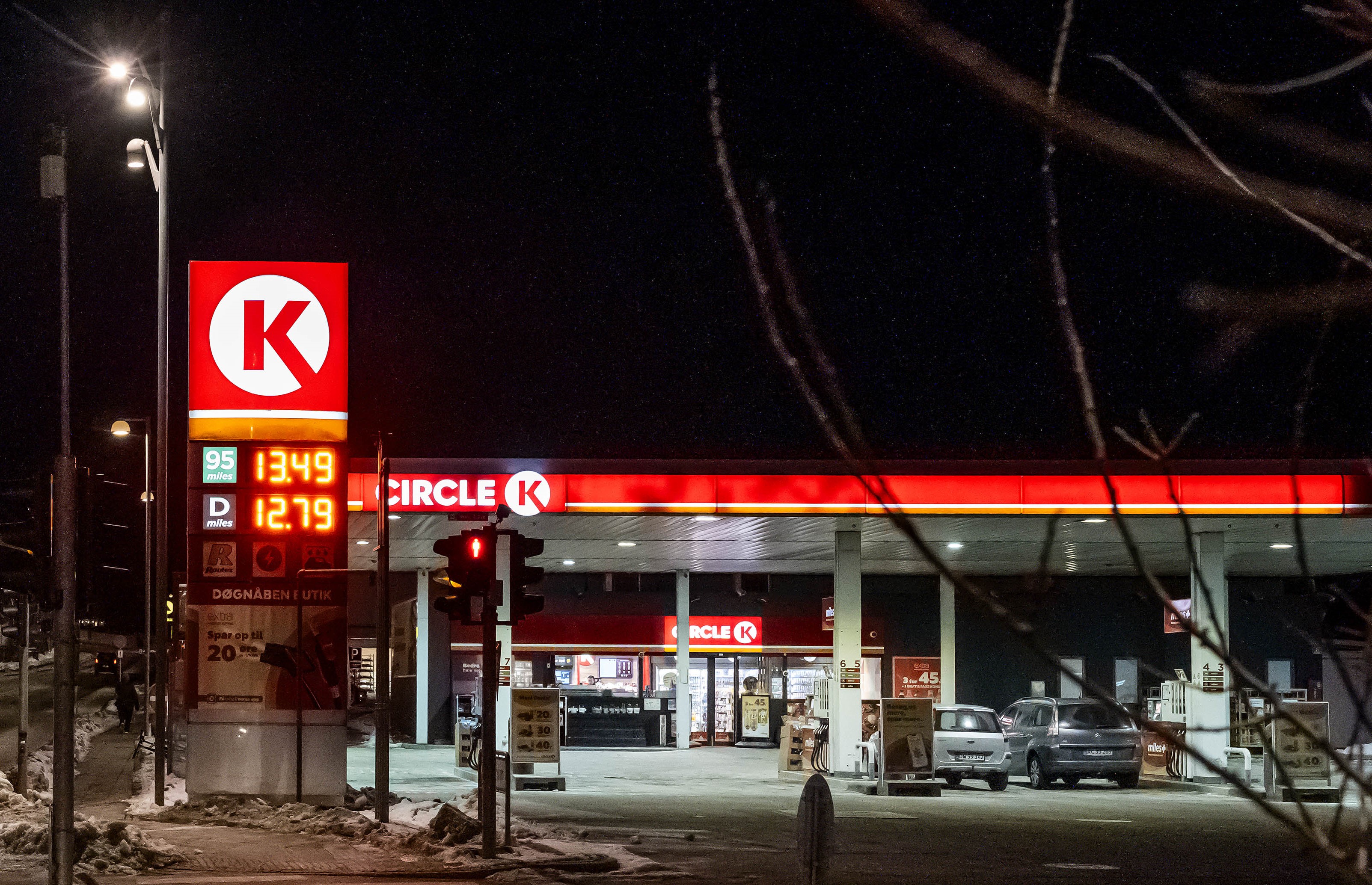 En 35-årig mand kom ind på en tankstation, efter han blev stukket i ryggen ved højlys dag. På billedet er det dog en anden Circle K-tank.