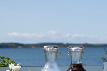Frokost alle dage – ved vandkanten Invitér kollegaer, kunder – eller nyd en pause som privat gæst. Oplev vores store terrasse helt ud til vandet med god mad og rolig atmosfære. Perfekt til både forretningsfrokoster og afslappede stunder. Frokost ved vandkanten – smag og udsigt i ét. Frokost alle dage – ved vandkanten Invitér kollegaer, kunder – eller nyd en pause som privat gæst. Oplev vores store terrasse helt ud til vandet med god mad og rolig atmosfære. Perfekt til både forretningsfrokoster og afslappede stunder. Frokost ved vandkanten – smag og udsigt i ét.
