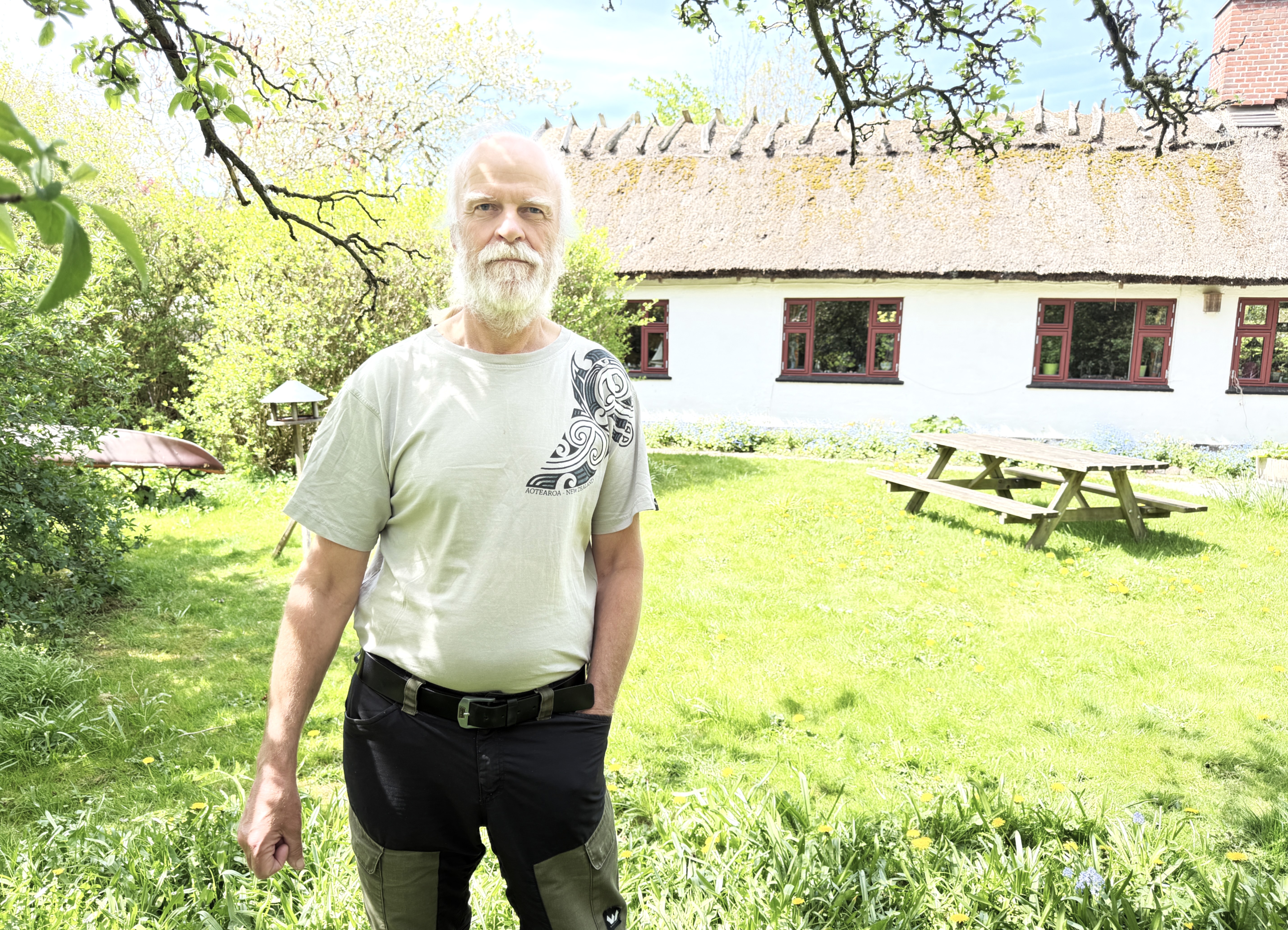 "Vi vurderer, at forureningen med klorede opløsningsmidler udgør en sundhedsmæssig risiko i forhold til den aktuelle anvendelse til bolig", hedder det i en rapport fra regionen. Søren Sandberg lever med risikoen. At Vurderingsstyrelsen vurderer hans og konens ejendom som om, der kunne bygges en luksusvilla på den voldsomt forurende grund, opfatter parret som et ovegreb.