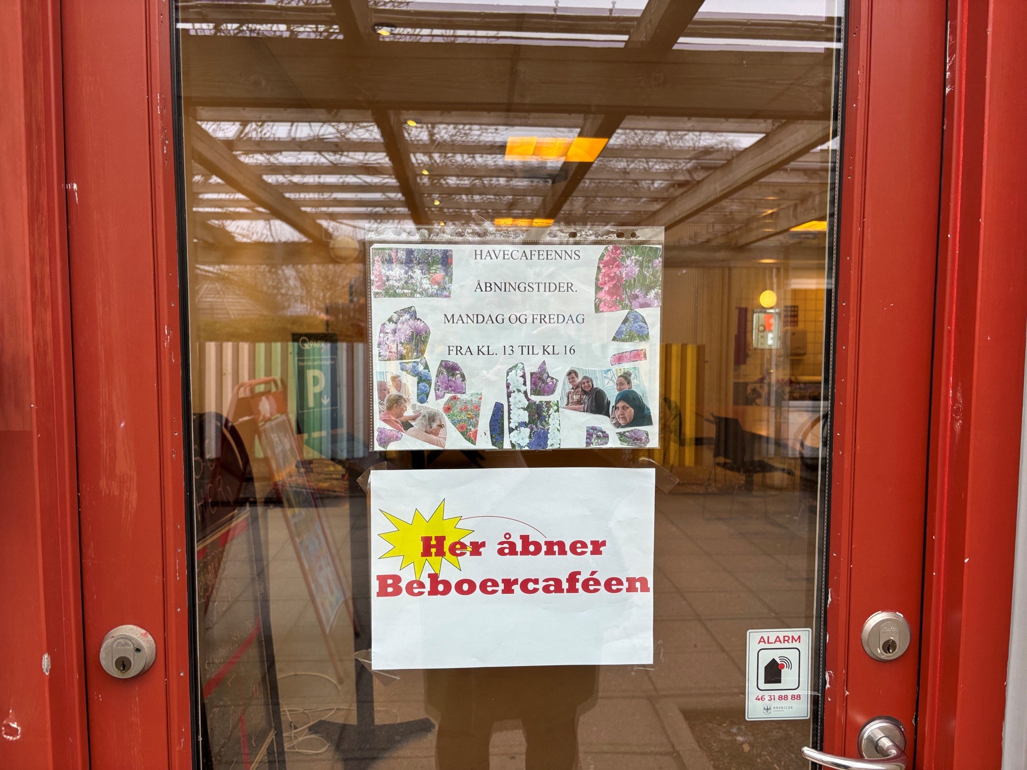 Beboercafeen i Æblehaven er lukket på fjerde måned, men lover at åbne igen. Det er uvist hvornår.