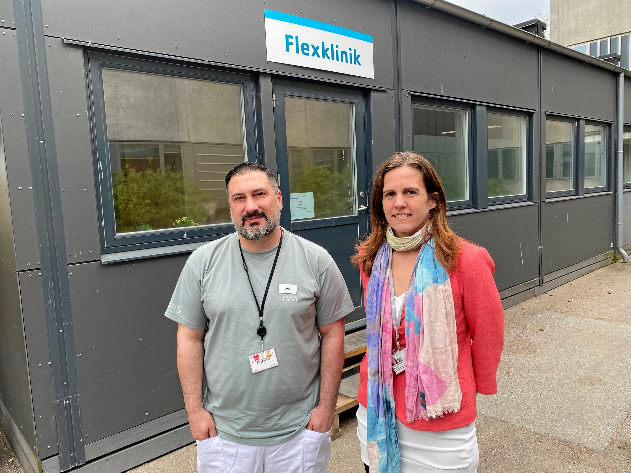 Ali Emad og Silje Nyboen Karlsen - begge overlæger - foran den nye flexklinik.