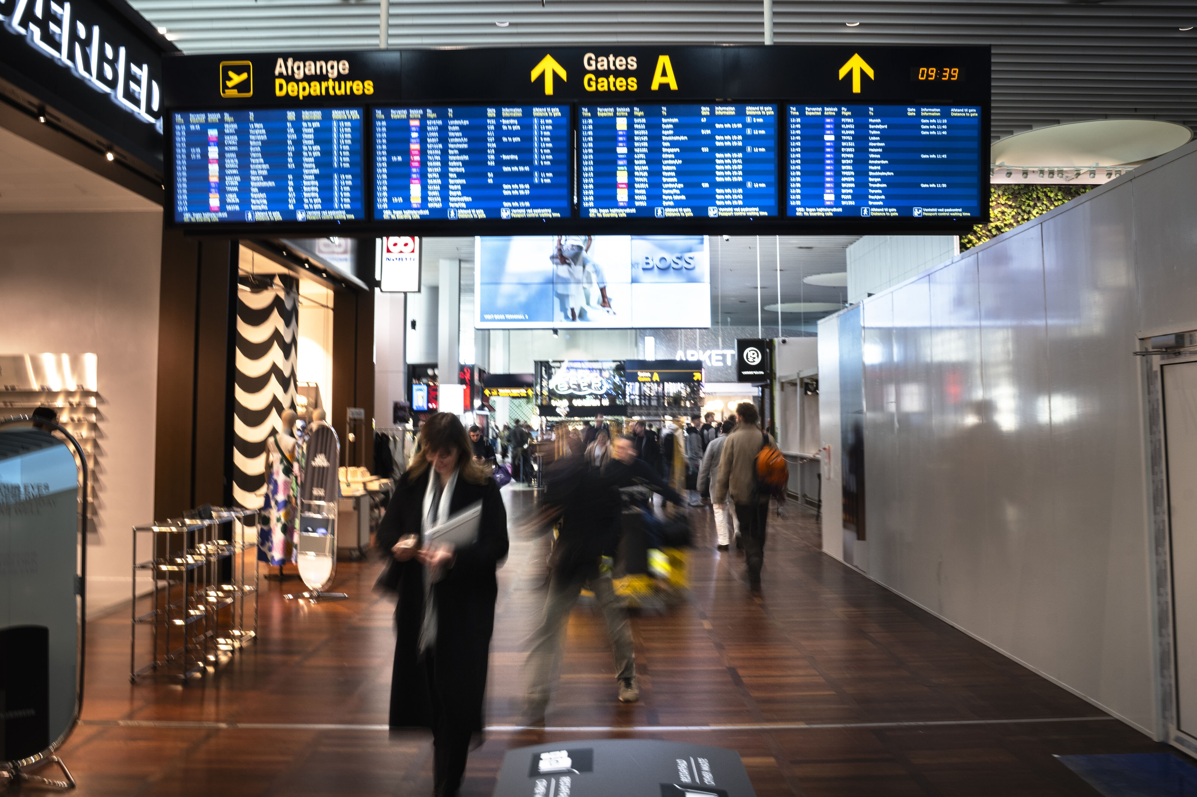 Infotavler med afgange fra Københavns Lufthavn. Situationen i Mellemøsten kan ifølge Udenrigsministeriet påvirke danskernes rejseplaner. (Arkivfoto).