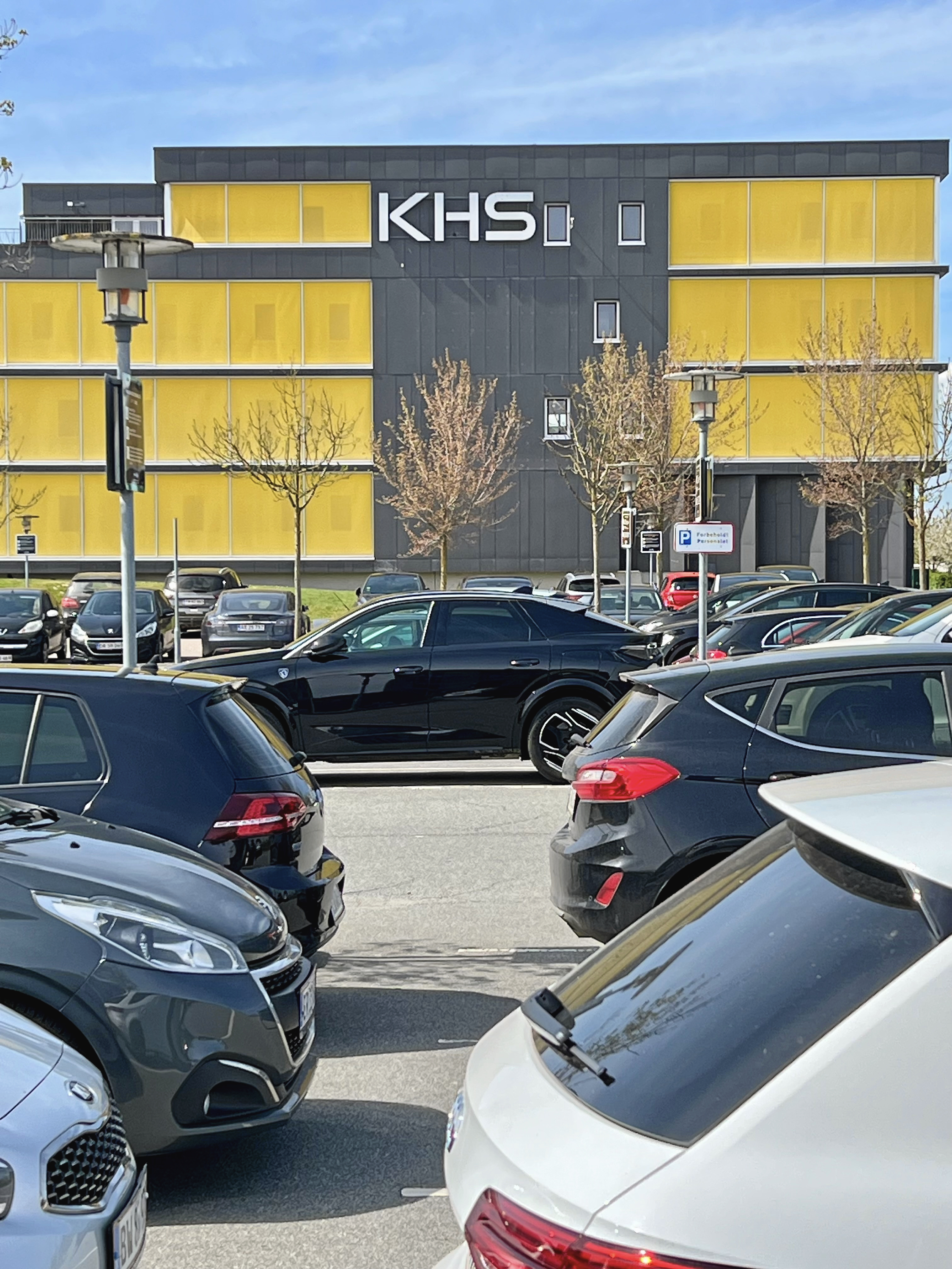 Køge Handelsskole har løst parkeringsudfordringerne med en markant udvidelse - og endnu en er på vej.