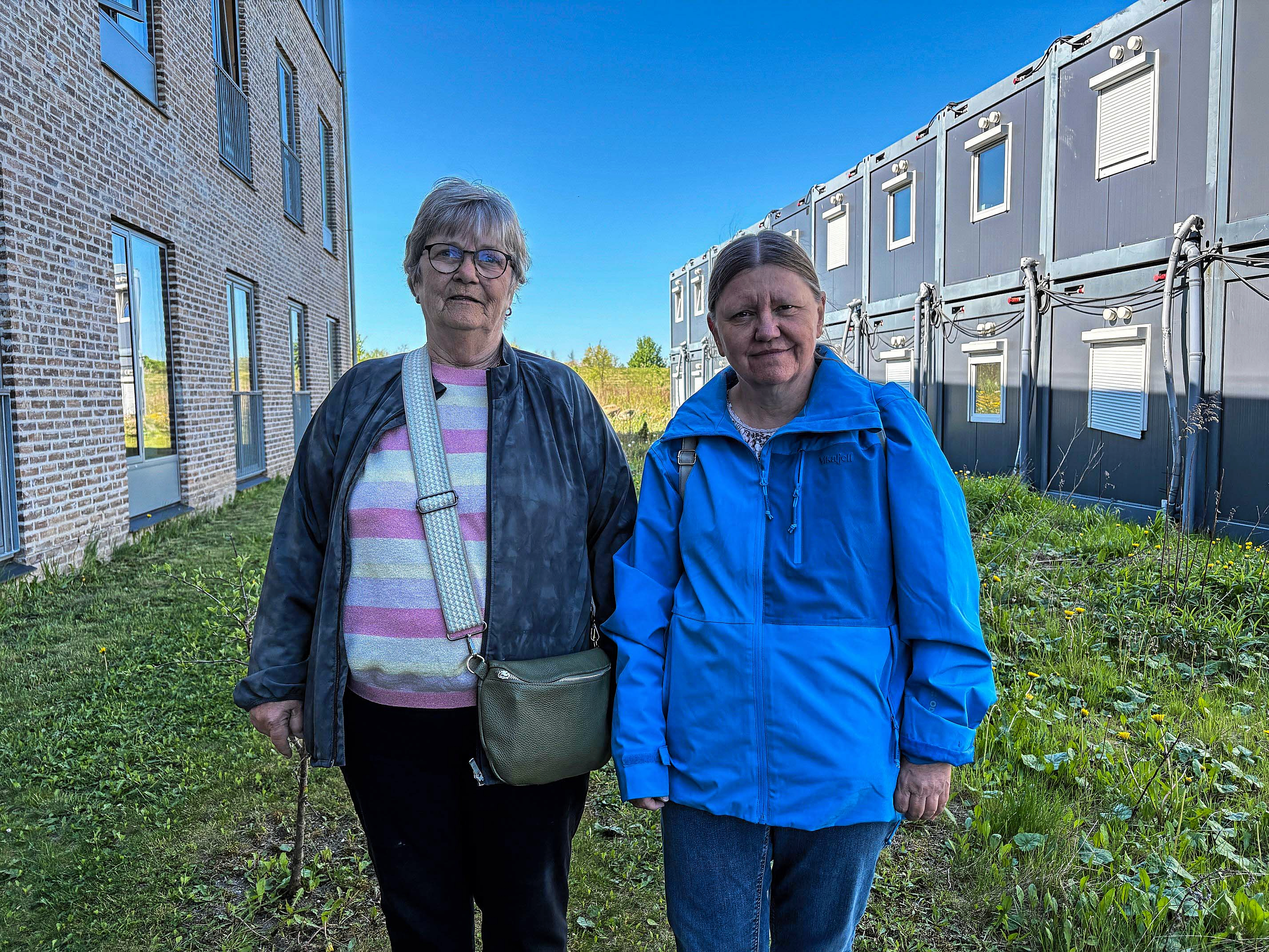 Hverken Kirsten Daugaard (til venstre), formand for Ølstykke almennyttige Boligselskab, eller Birgit Madsen, hvis mand bor på Plejecenter Hyrdevænget, kan forstå placeringen af flygtninge-pavilloner blot få meter fra boliger, hvor der bor borgere med alzheimers.