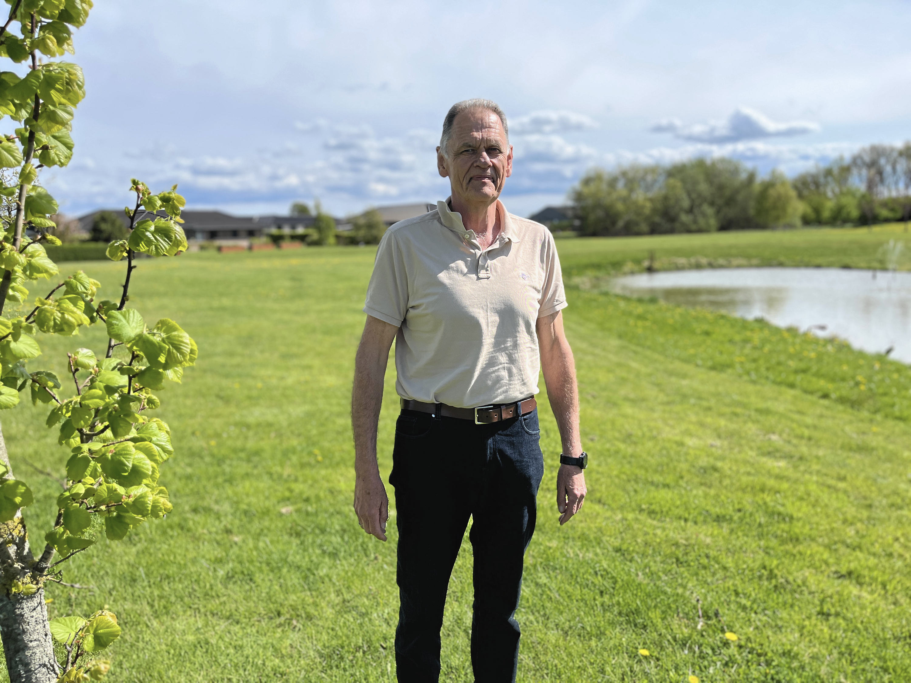 Palle Nørgaard, formand for Grundejerforeningen Parkvej i Ubby, på det fællesområde, som Vurderingsstyrelsen i første omgang gav en ejendomsvurdering på godt seks millioner kroner.