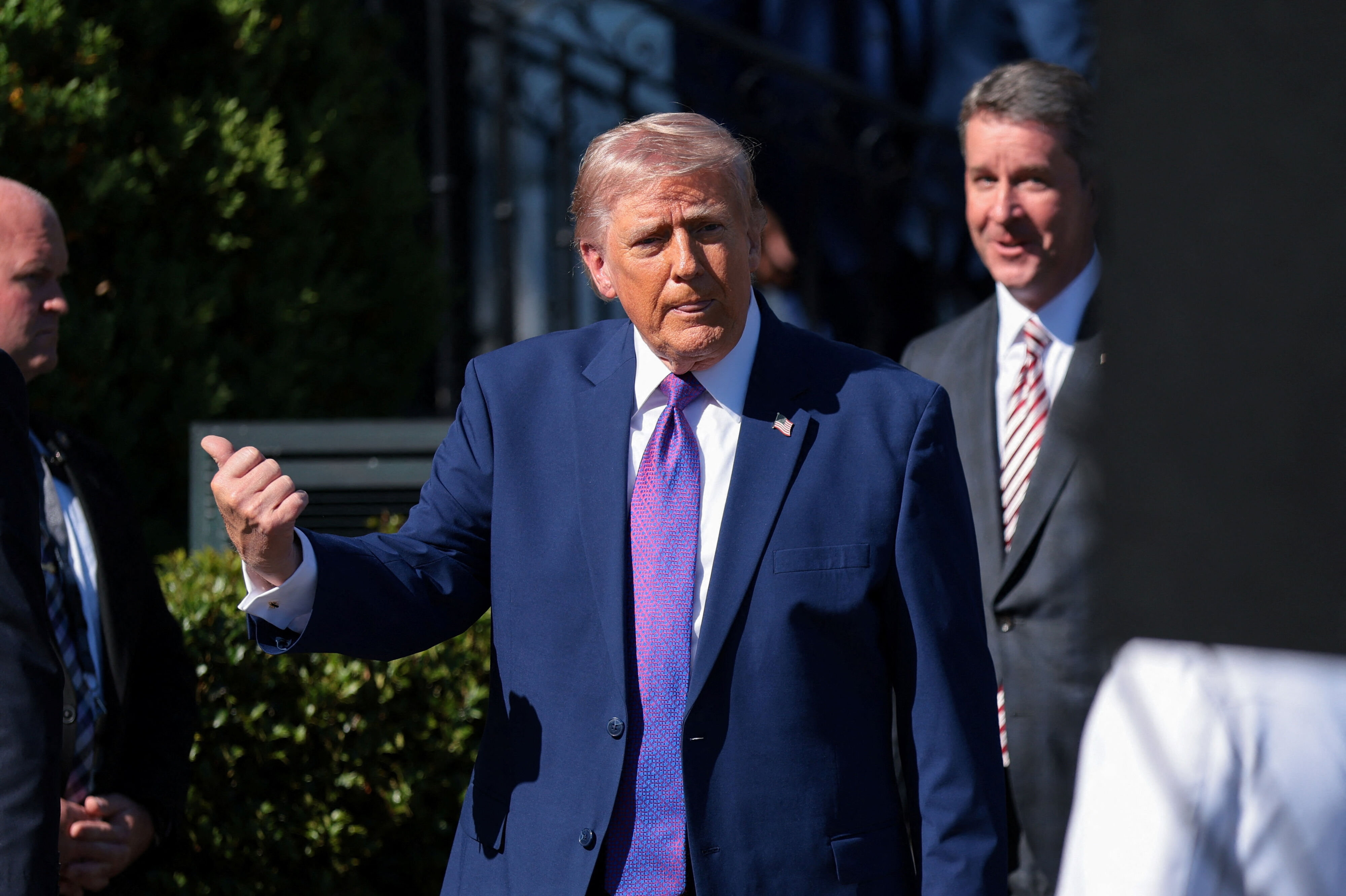Donald Trump ses mandag ude foran Det Hvide Hus, hvor han havde besøg af et collegebasketballhold. (Arkivfoto).
