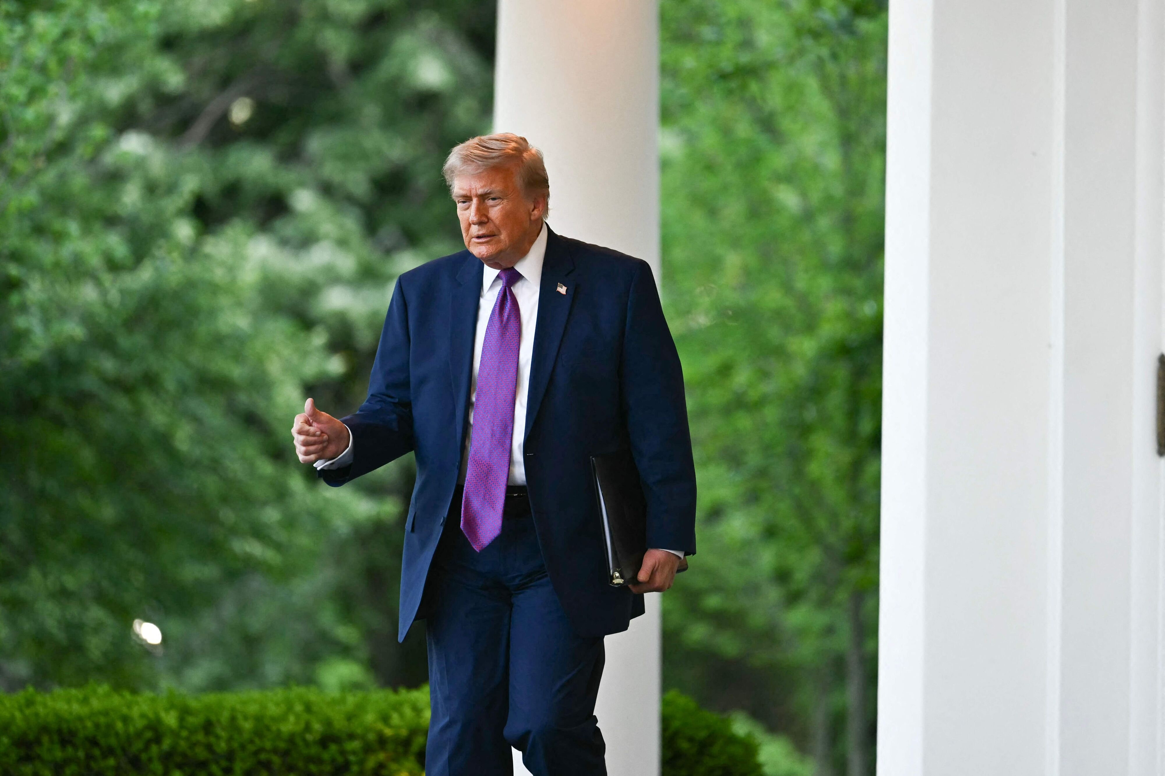 Donald Trump går mandag en tur i Rosenhaven ved Det Hvide Hus. (Arkivfoto).