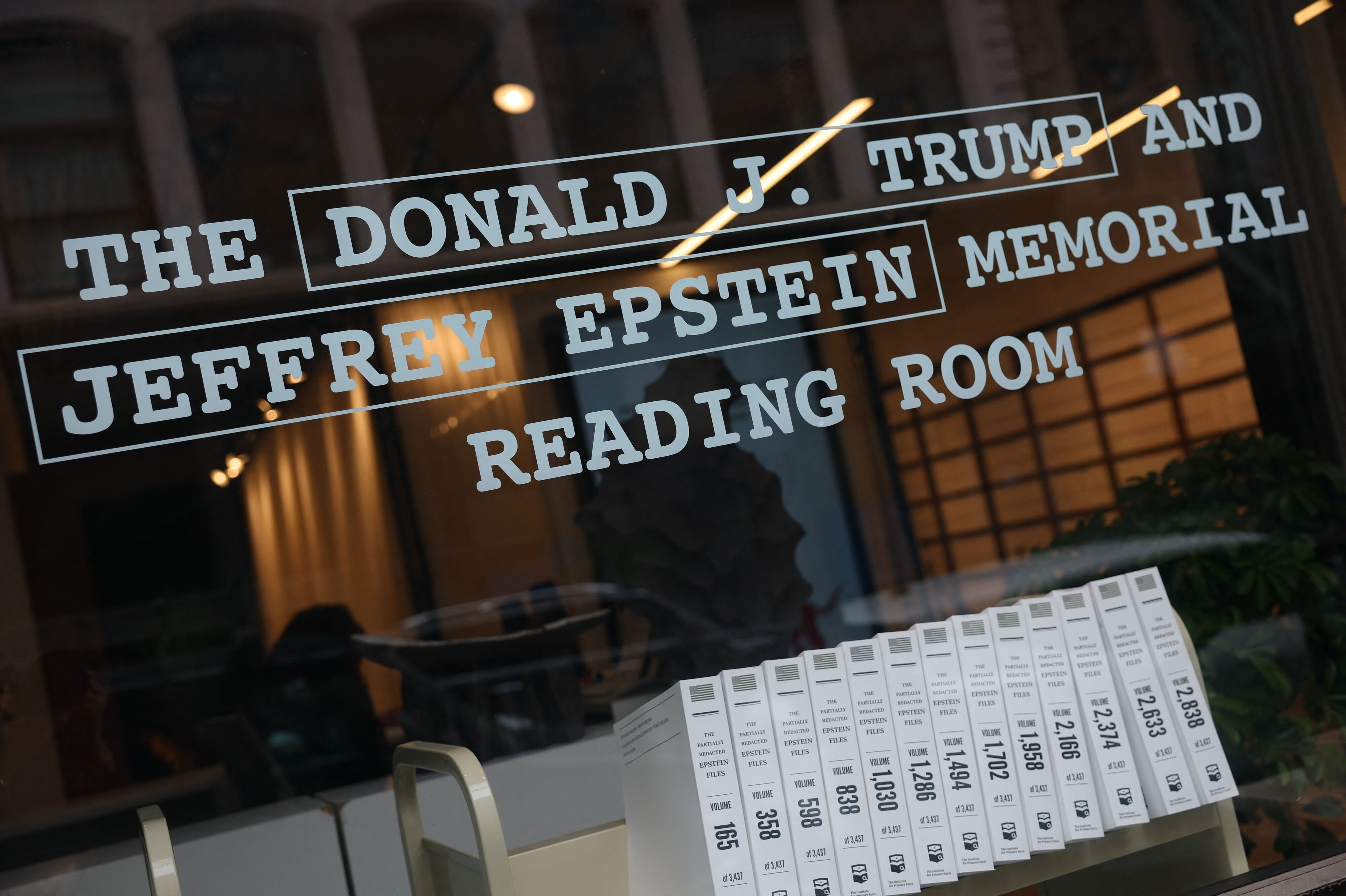 "Donald J. Trump and Jeffrey Epstein Memorial Reading Room" set fra gaden mandag.