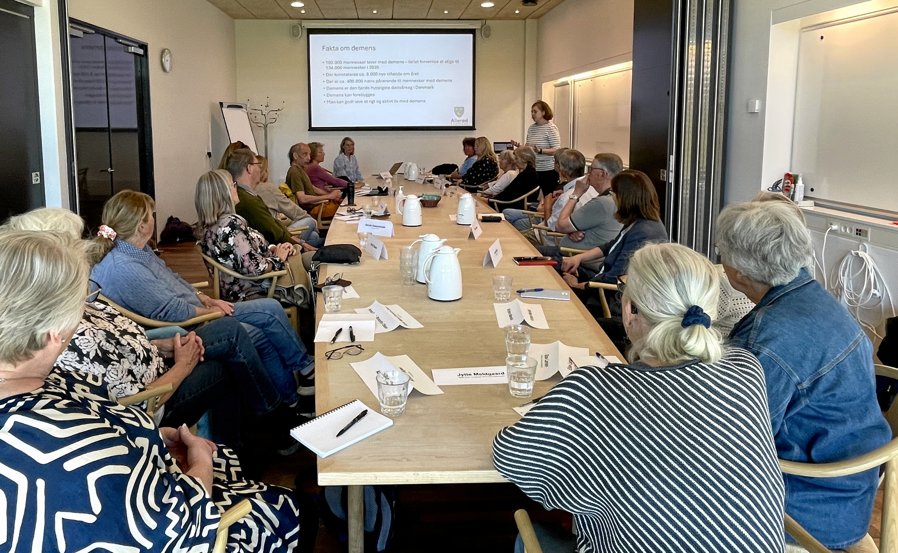 Frivilligcenter Allerød og Allerød Kommune samler mennesker med demens, frivillige og fagpersoner til ugentlige aktiviteter, der styrker både tryghed og deltagelse i fællesskabet.