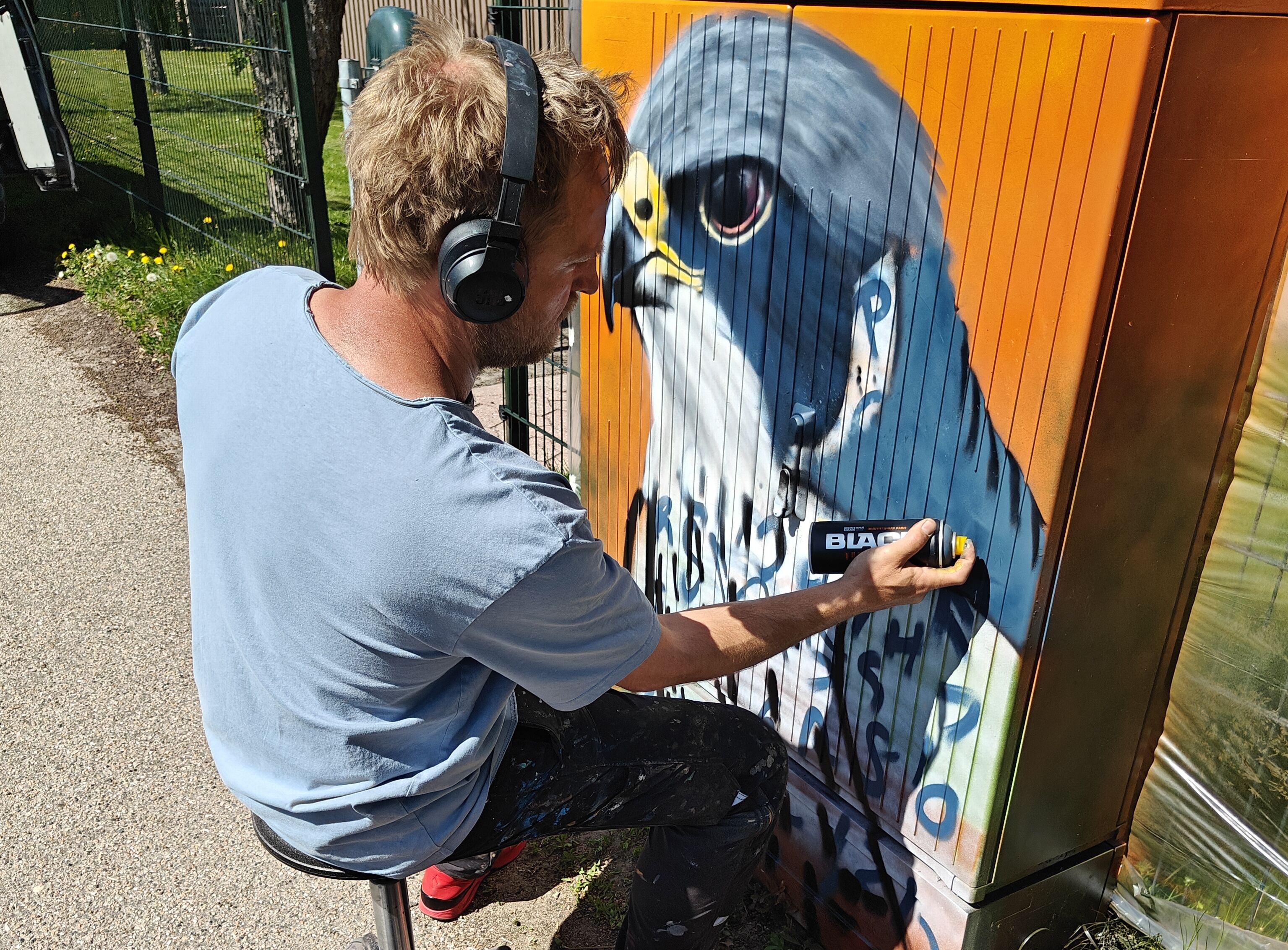 Når Ricky D. er færdig med at udsmykke elskabe i Ballerup Kommune, starter han i en ny kommune.