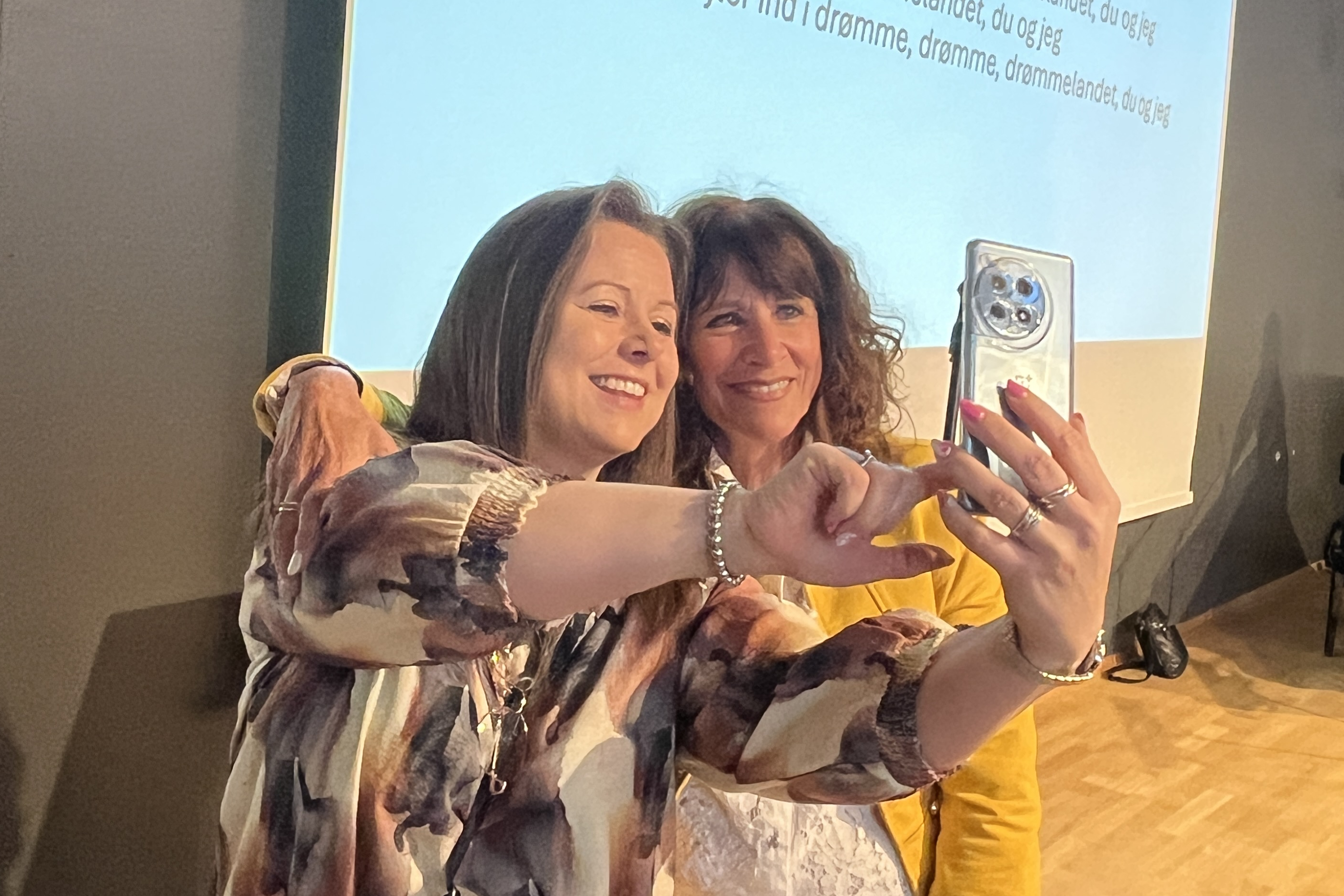 Tirsdag sang Kirsten Siggaard til morgensang på Roskilde Bibliotek, og efter sangene var der mulighed for at få en selfie.