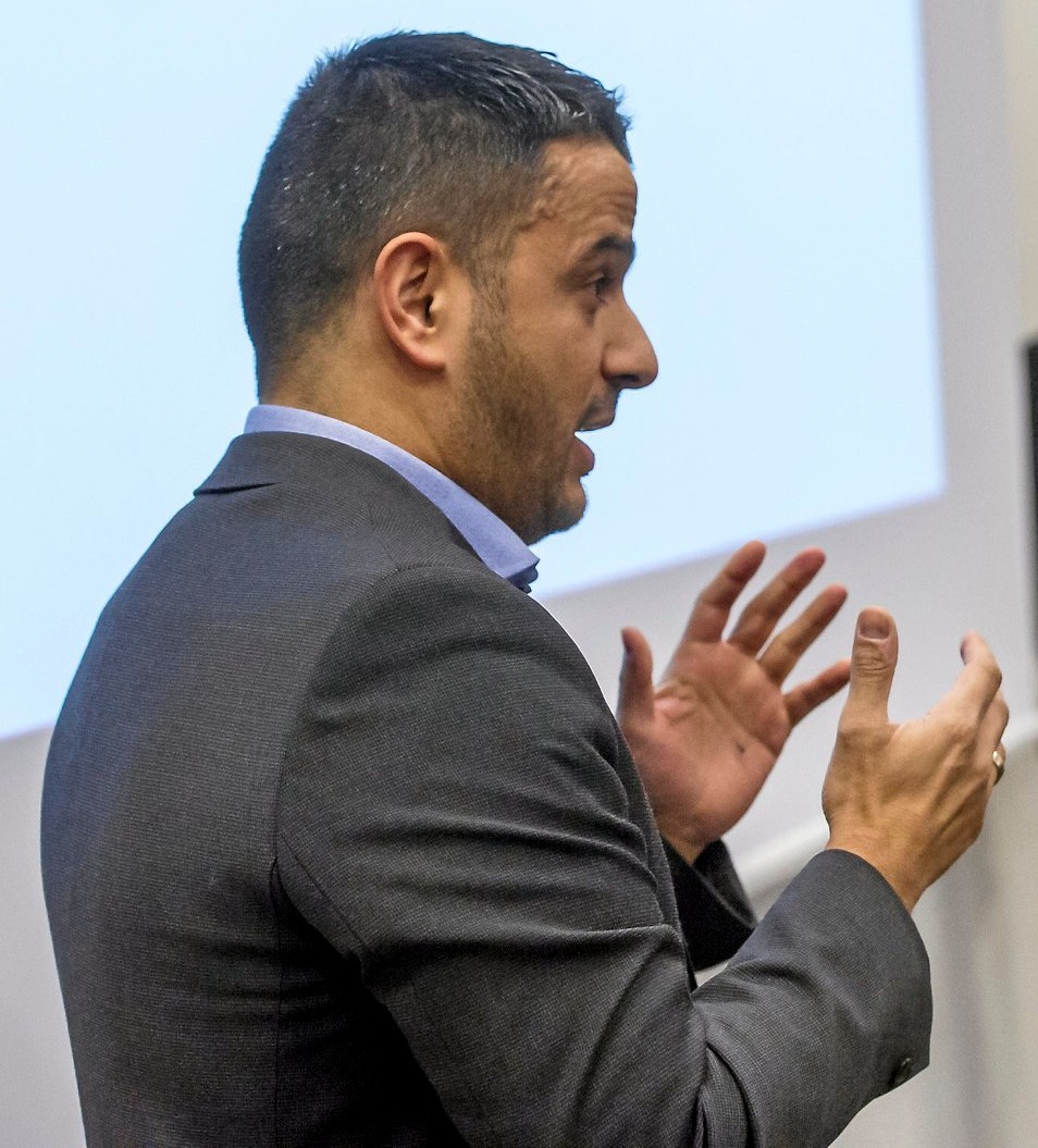 Skoleudvalgsformand Emrah Tuncer (R) oplyser, at ønsket om en uvildig advokatundersøgelse drøftes onsdag i økonomiudvalget som en orienteringssag.