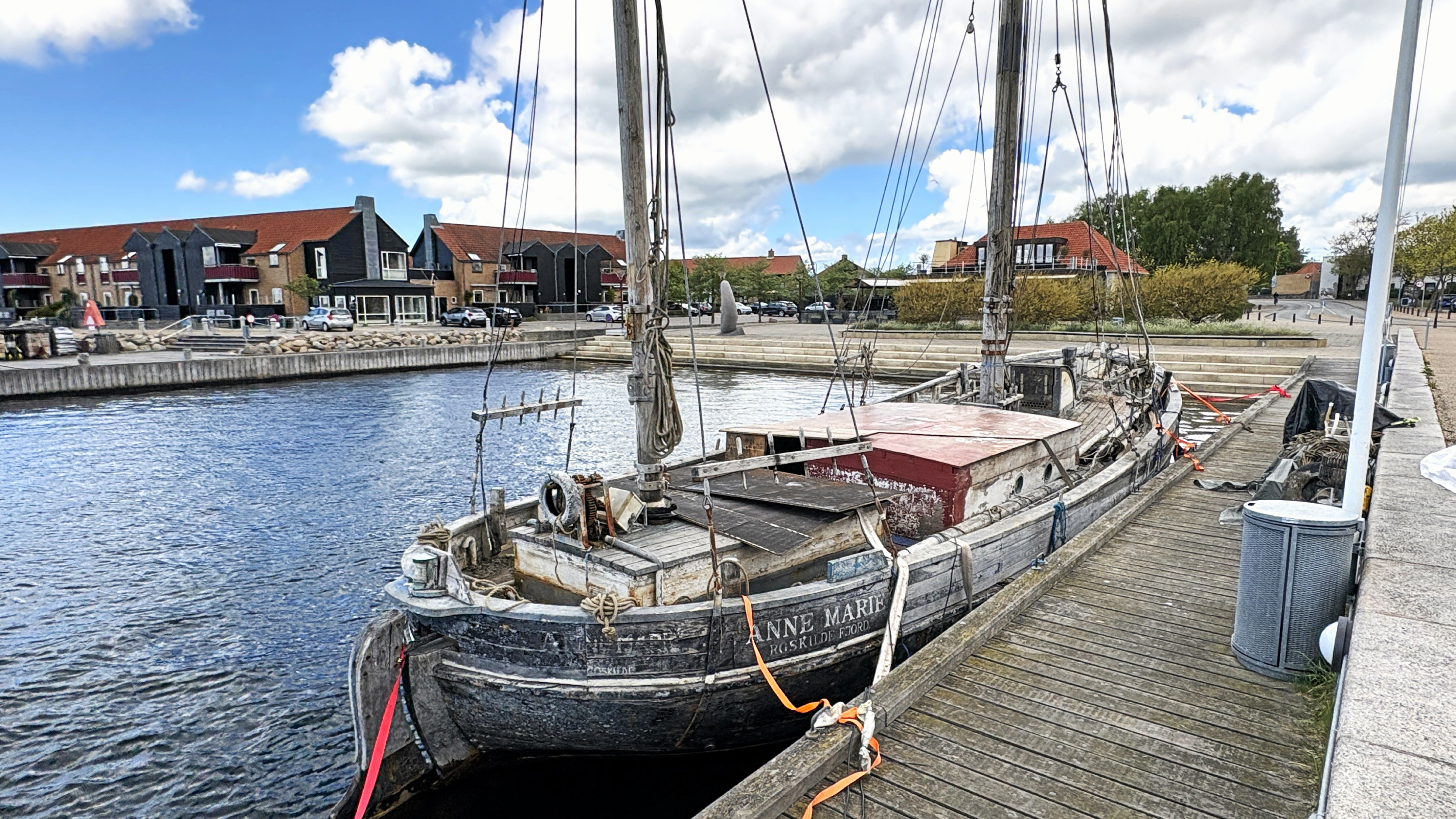Indtil onsdag, hvor en kraftig nok kran kan hæve det gamle træskib Anne-Marie, er skibet sikret på havneområdet for at undgå yderligere uro.