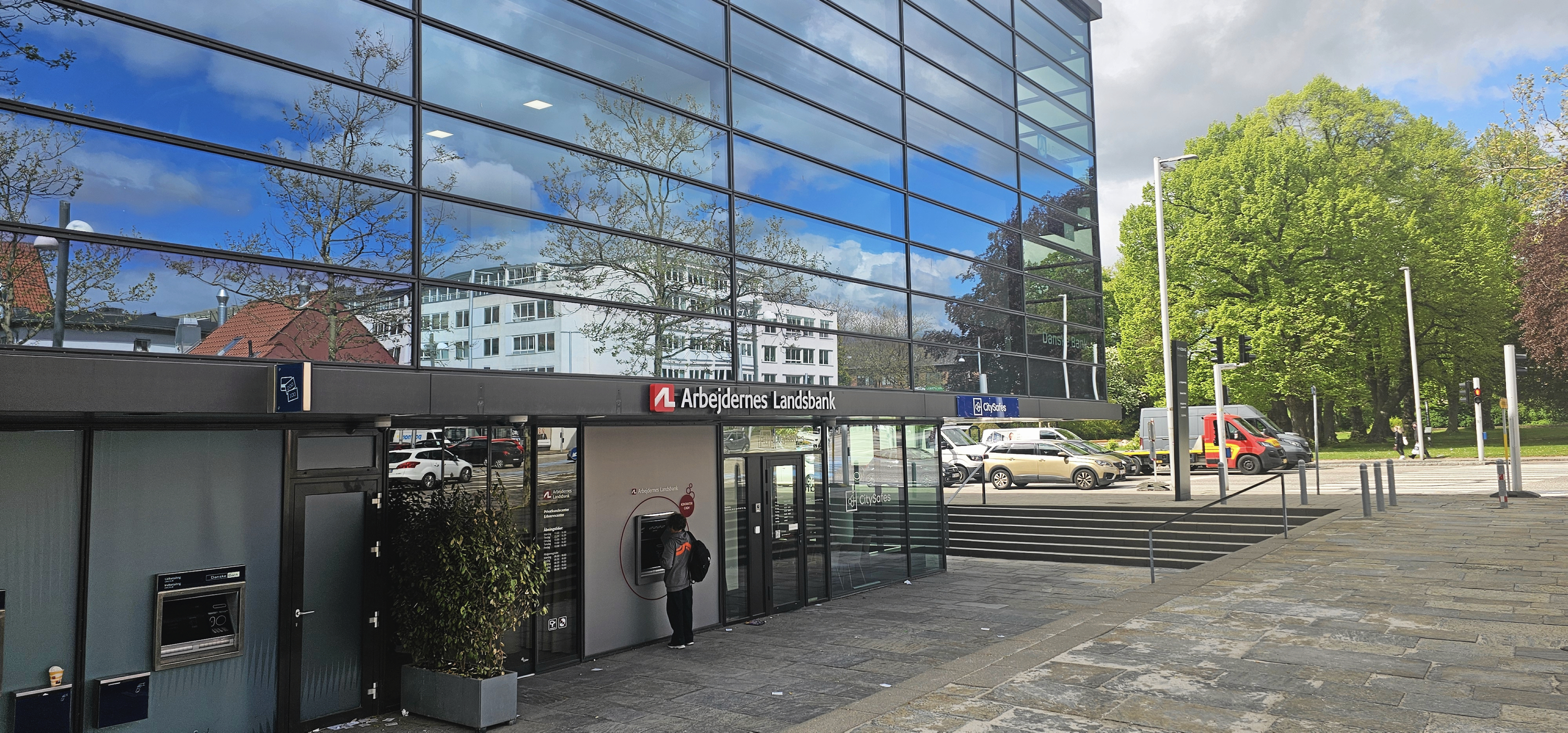 Der har altid været bank i denne bygning. Nu er det en ny koncern, der fylder hele stueetagen.