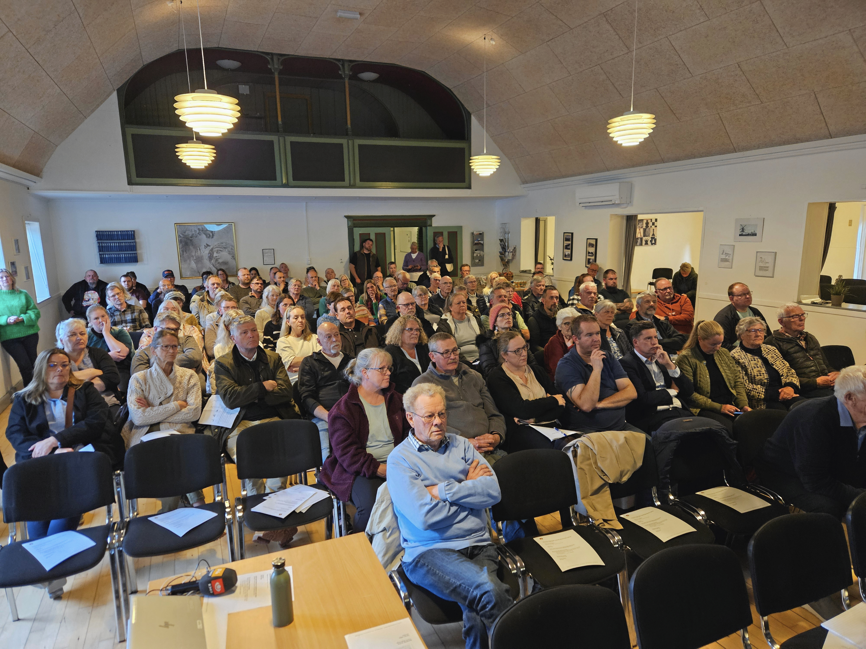 Mandag aften holdt Sydstevns Energifællesskab møde med de potentielle naboer i seks og otte gange møllehøjde til Projekt Storemark i Lille Heddinge Forsamlingshus