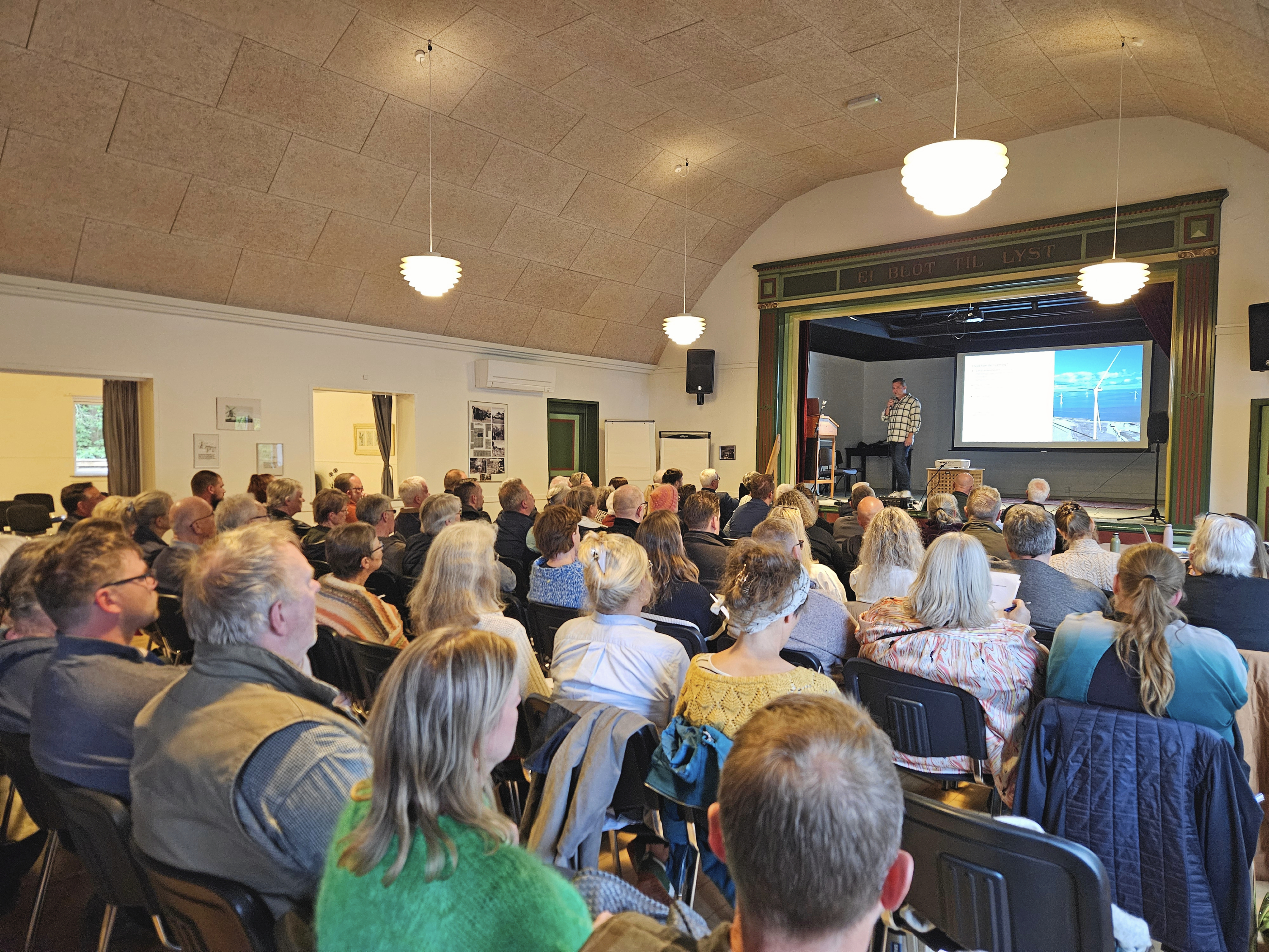 Sydstevns Energifællesskab inviterede i forsommeren naboerne til Projekt Storemark til møde i Lille Heddinge Forsamlingshus. Debatten om vindmøllerne fortsætter.