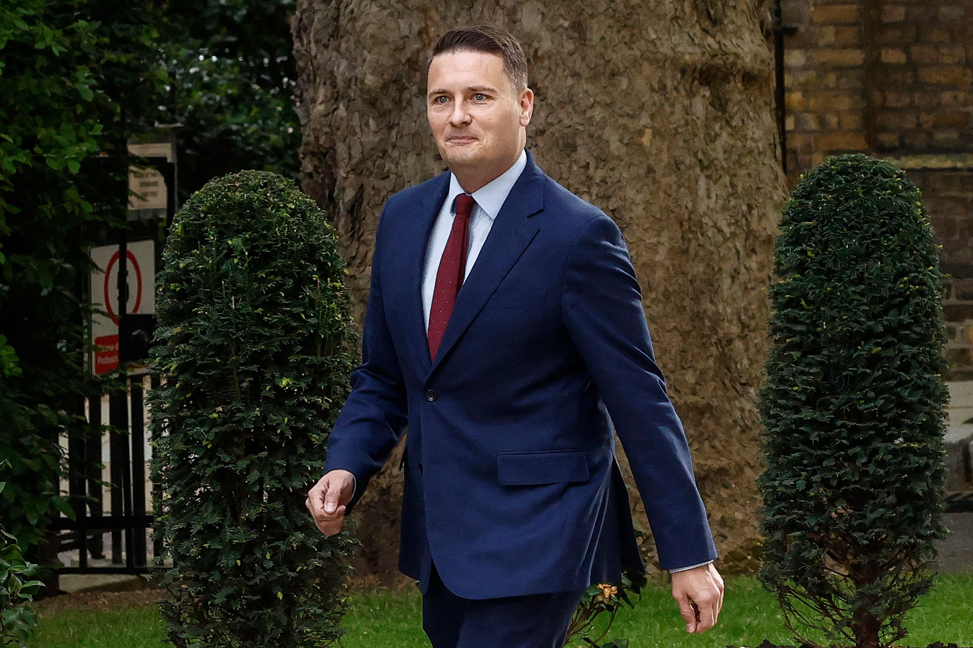 Sundhedsminister Wes Streeting ankommer til premierministerkontoret i Downing Street onsdag, hvor han holdt et ultrakort møde med Keir Starmer.