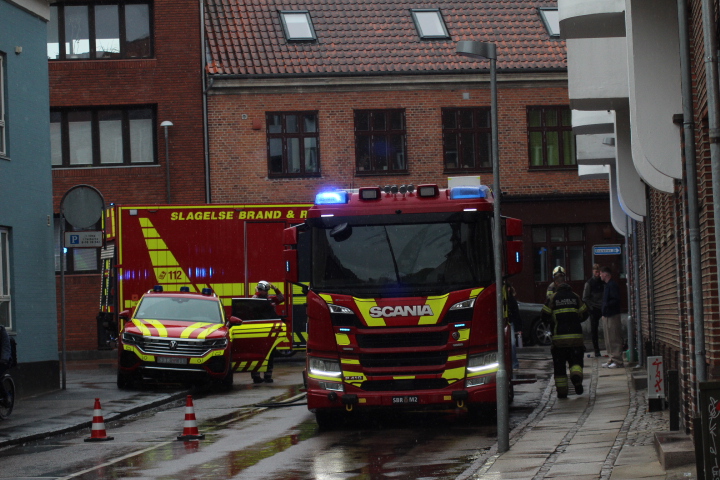 Slagelse Brand og Redning undersøger den mystiske lugt, som i første omgang blev beskrevet som en benzin-lugt.