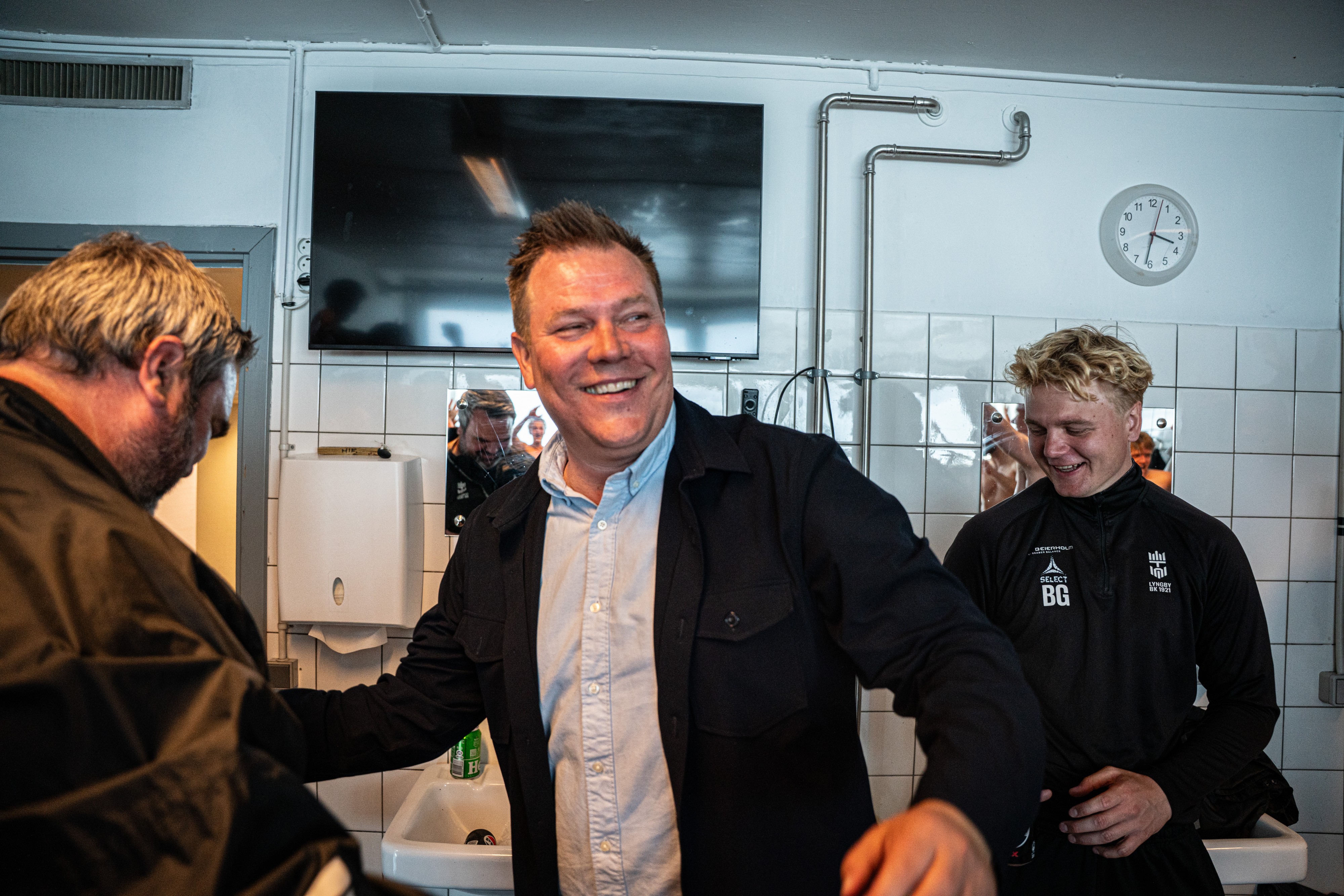 Lyngby Boldklub-direktør, Andreas Byder (midt), fortæller om betydningen af oprykningen til Superligaen.