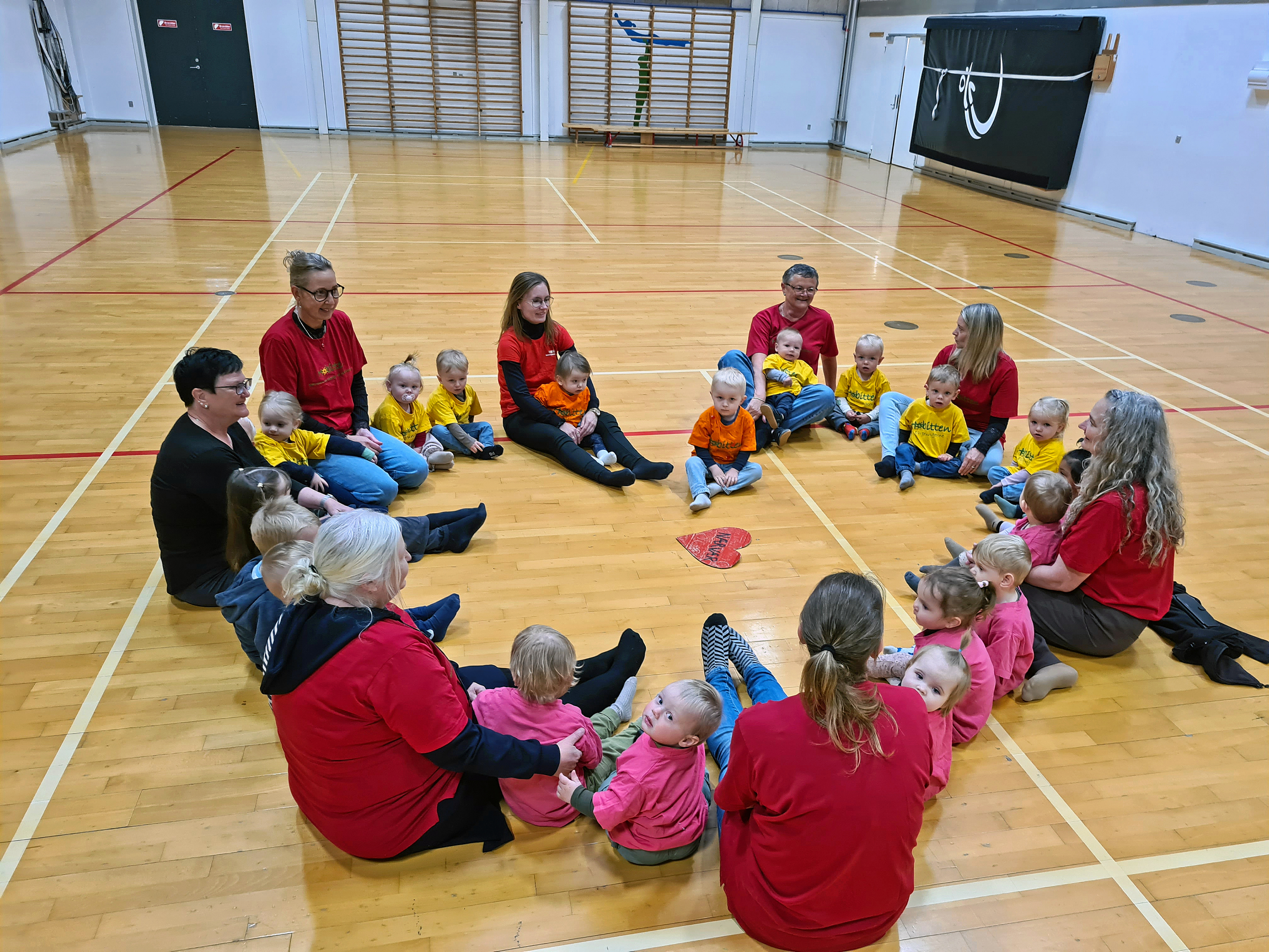 Hobitten brugte Dagplejens Dag hos Gørlev Idrætsefterskole, hvor gymnastiksalen dannede rammen om en hyggelig og aktiv formiddag fyldt med sanglege, dans og motorikbaner.