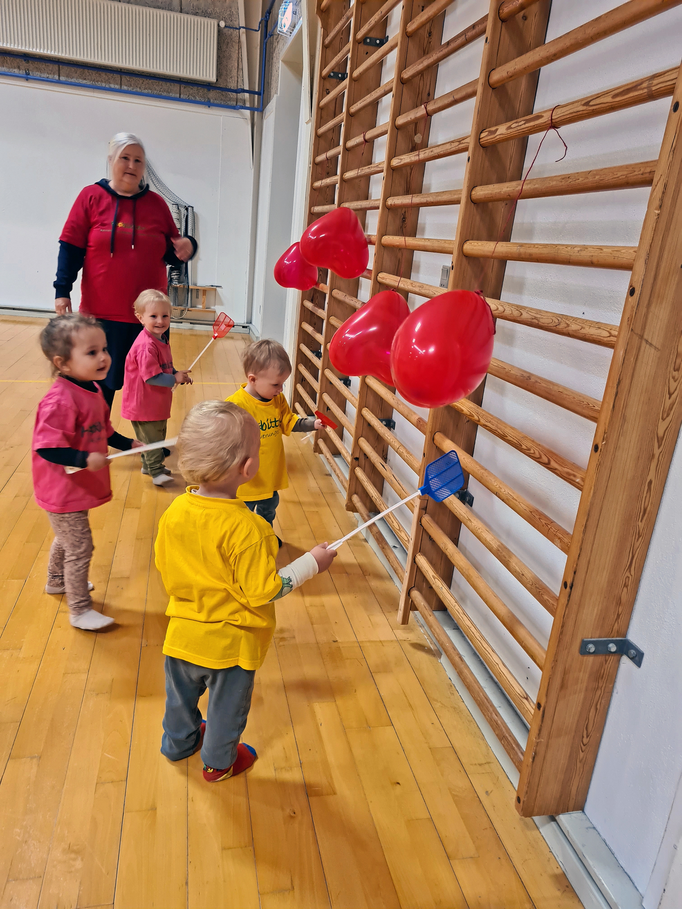Gymnastiksalen summede af liv og glæde, da børnene fra Hobittens dagpleje kastede sig ud i leg og bevægelse under Dagplejens Dag. - Privat Gymnastiksalen summede af liv og glæde, da børnene fra Hobittens dagpleje kastede sig ud i leg og bevægelse under Dagplejens Dag.