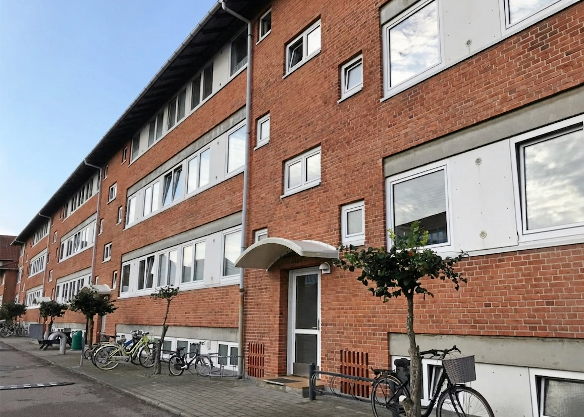 Beboerne på Ahornvej i Hørsholm får fjernet asbest og skiftet vinduer og døre. Arbejdet udføres af den lokale virksomhed, Skou Gruppen.