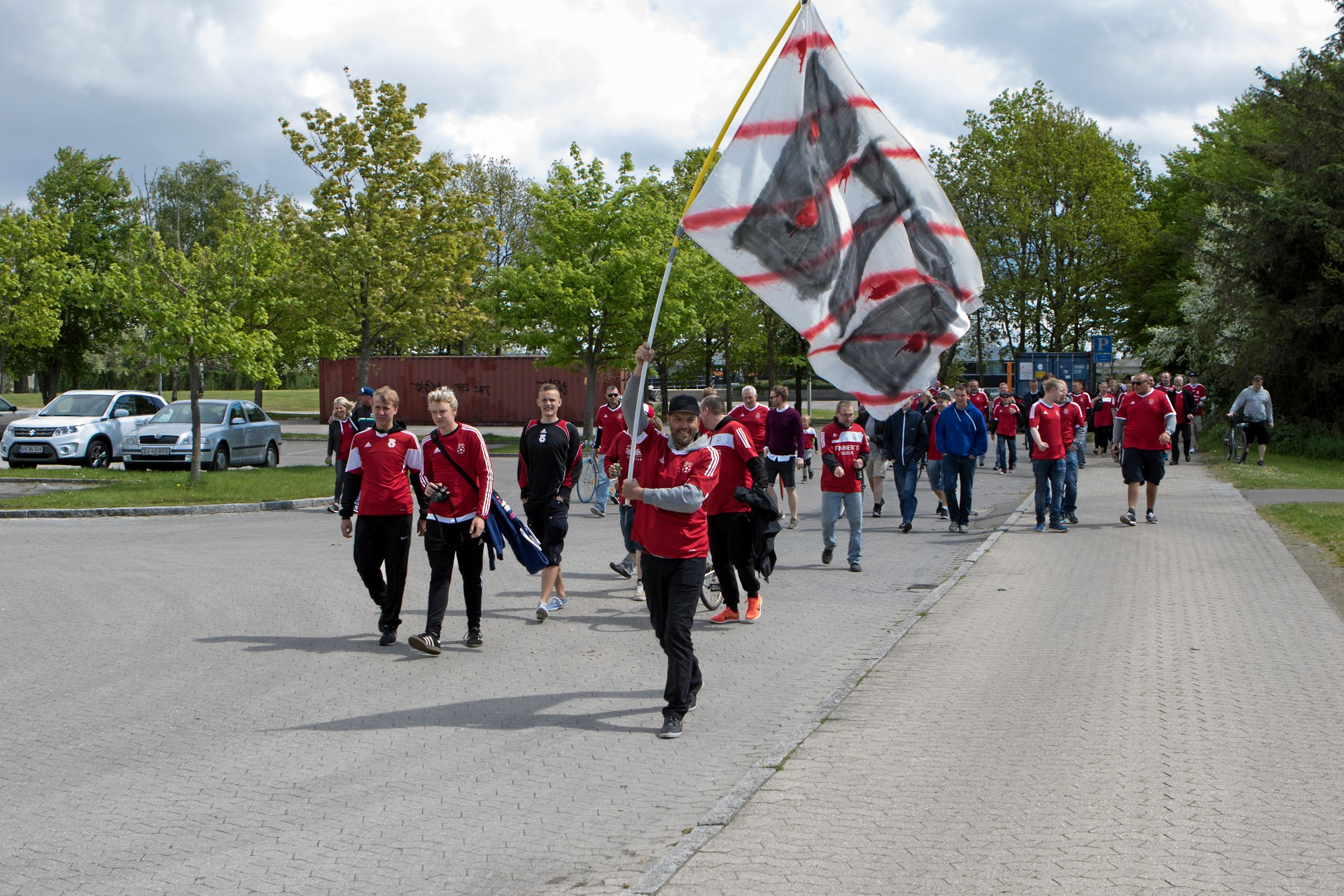 B.77 beskriver sig selv som en "ølklub" - altså en klub, der ikke får særlig meget tilskud, fordi de ikke har ungdomsårgange. Derfor er de i høj grad afhængige af salg af øl med videre, hvilket i øjeblikket står sløjt til.