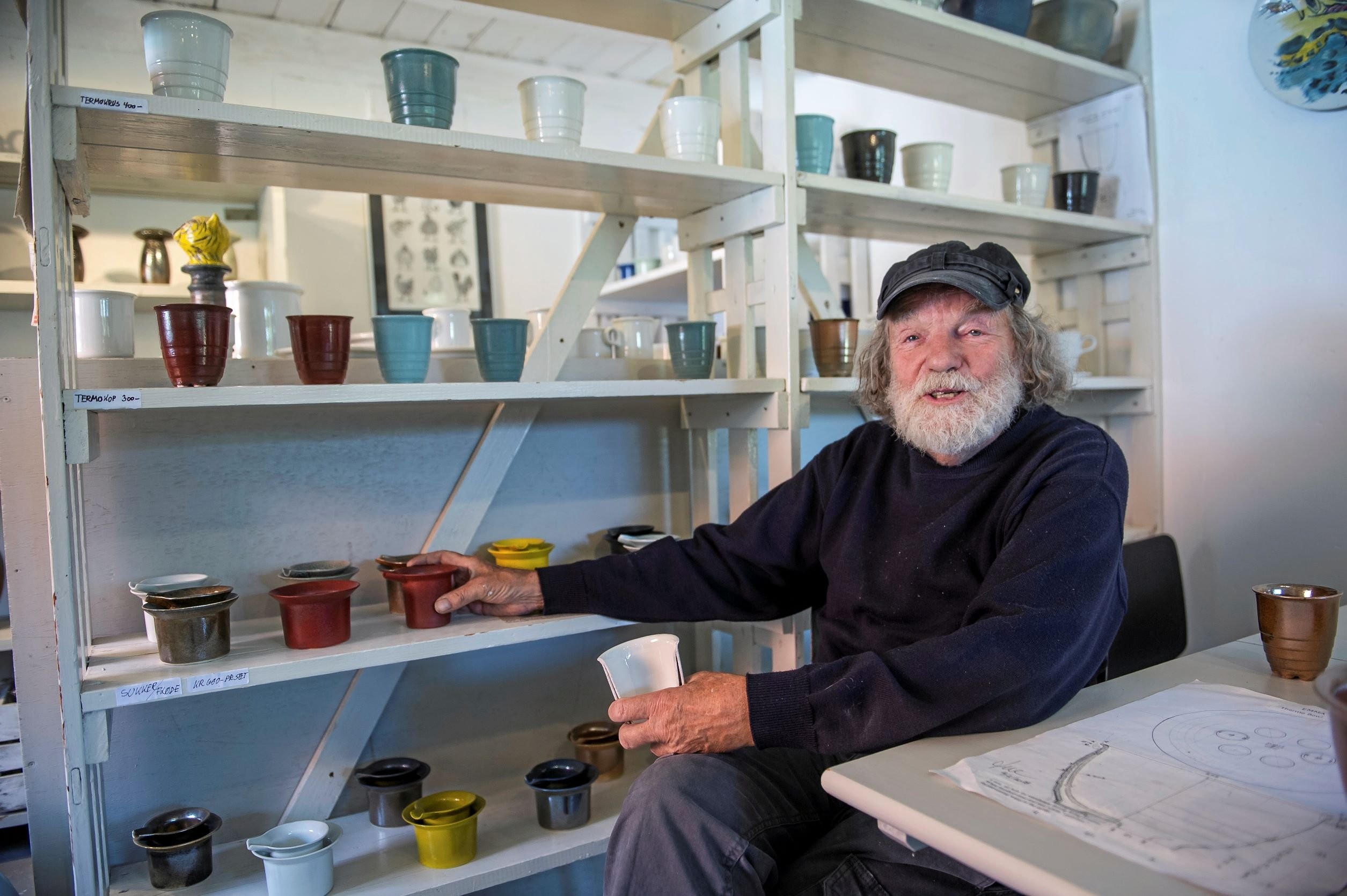 Keramiker og designer Tue Poulsen, Odsherred, døde i januar, 87 år. Hans enke Marianne Poulsen holder åbent hus og mindeudstilling til Kunstdage i Odsherred.