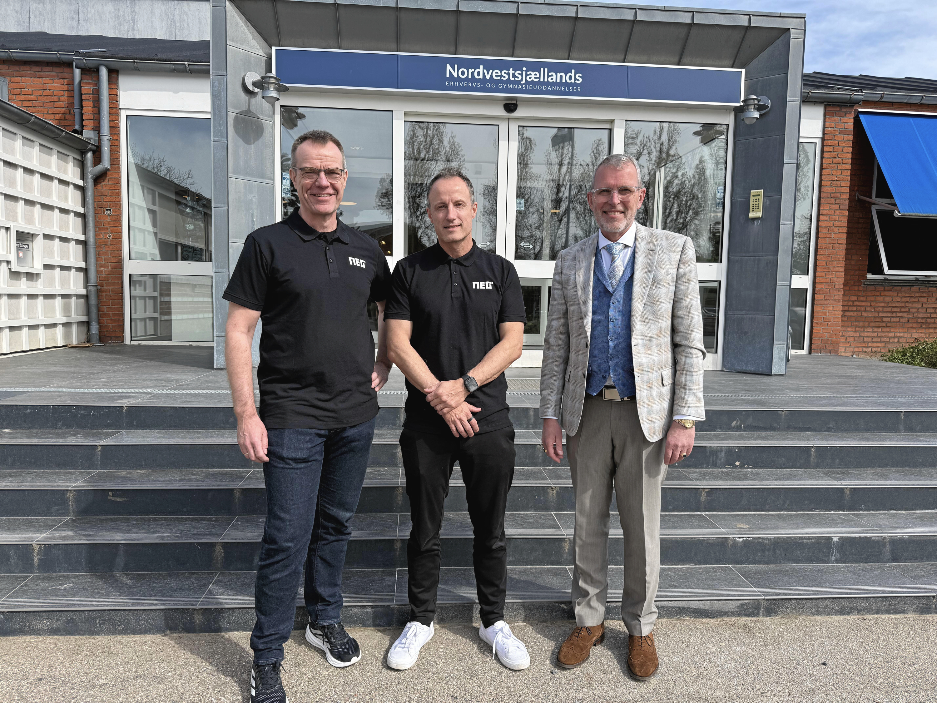 Peter Madsen Lundqvist (t.v.) og Ronni Rasmussen (i midten) fra NEG står bag implementeringen af plastmageruddannelsen og gennemfører sammen virksomhedsbesøg med projektkonsulent Jan Bybjerg Pedersen.
