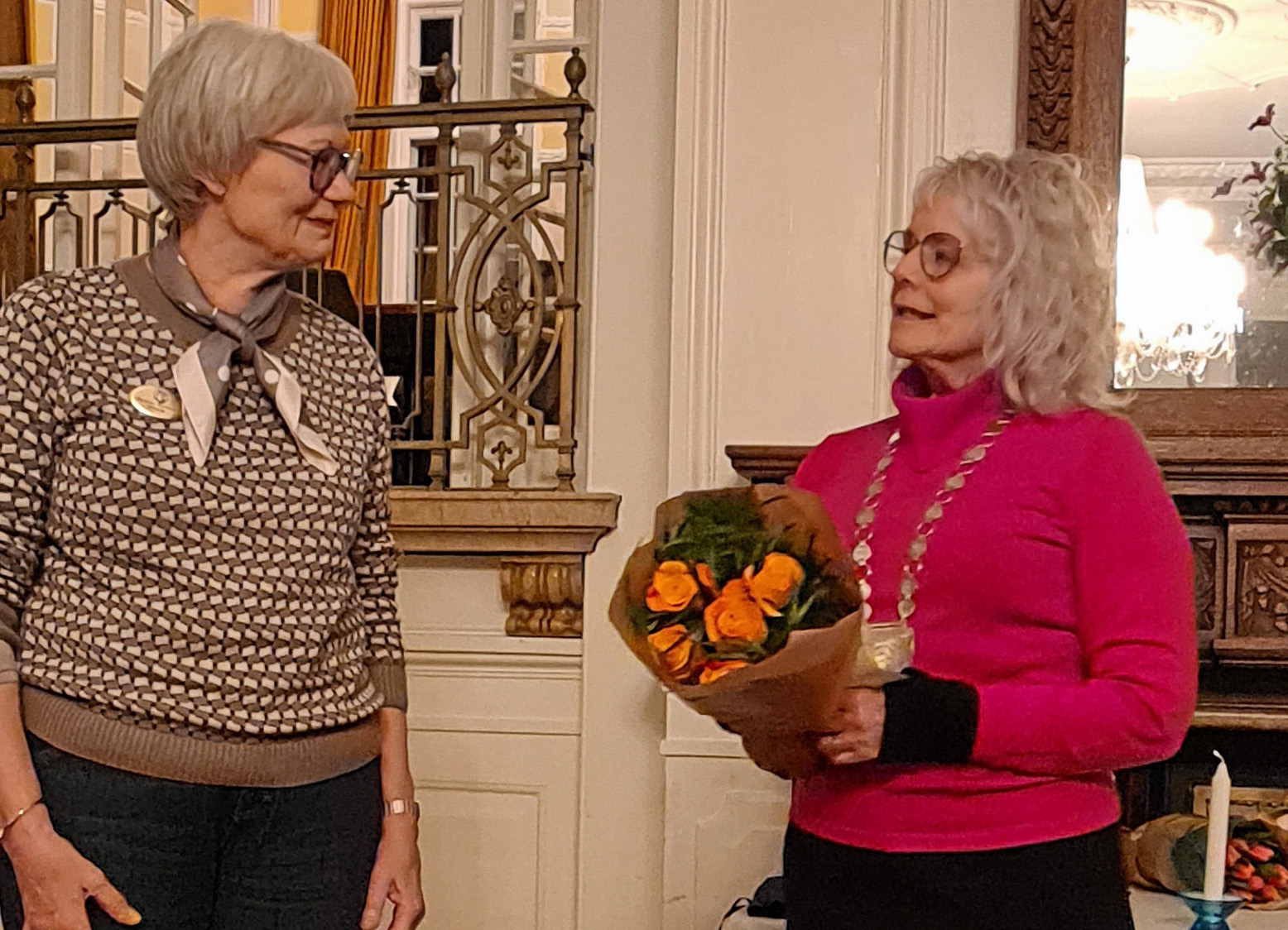Soroptimist International Birkerød inviterer til jubilæumsfest for kvinders stemmeret fredag 5. juni på Hestkøbgaard i Birkerød. Fotoet forestiller foreningens præsident, Pia Dahl (th.), da hun tiltrådte, og Marianne Thomasen (tv.), klubbens vicepræsident og tidligere præsident.