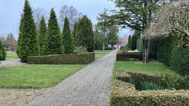 Deltagerne på kirkegårdsvandringen får mulighed for at opleve Ringsted Kirkegård. På turen fortæller arrangørerne om personer, der ligger begravet her, både kendte og ukendte, som alle har haft tilknytning til Ringsted.