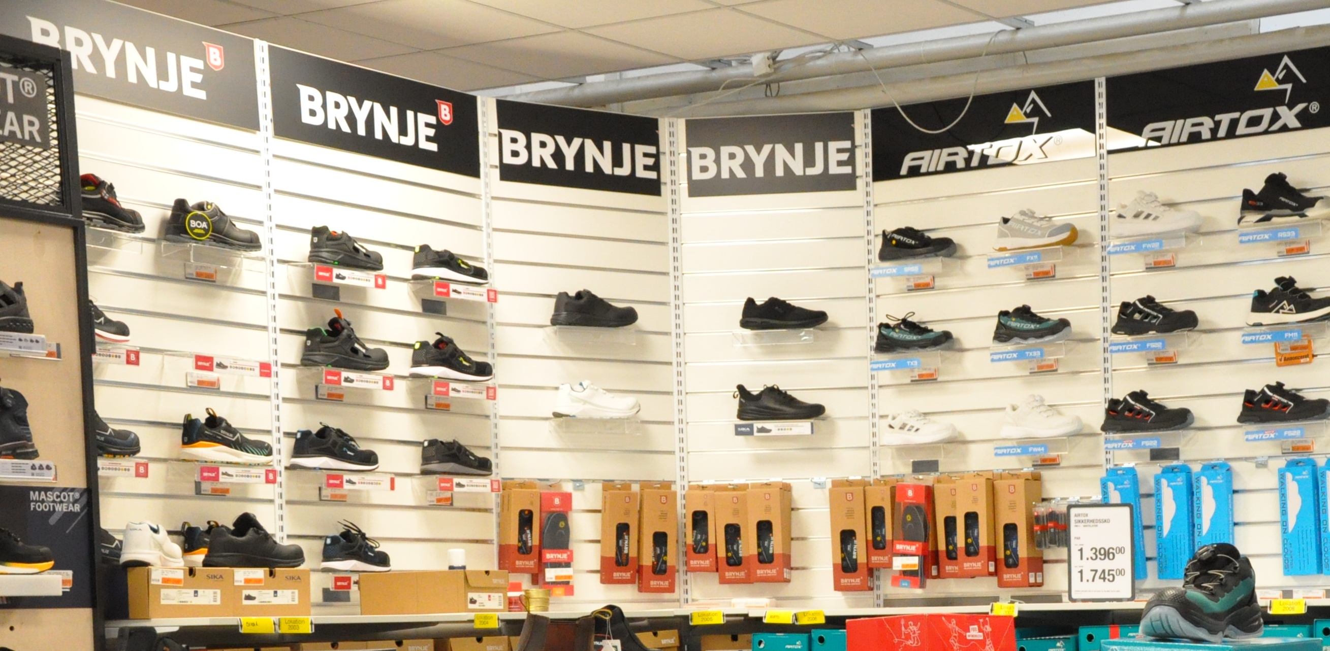 Sikkerhedssko fra Airtox, Brynje, Sika og Mascot er udstillet på en hel væg i den nye afdeling i den 1800 kvadratmeter store forretning. Sikkerhedssko fra Airtox, Brynje, Sika og Mascot er udstillet på en hel væg i den nye afdeling i den 1800 kvadratmeter store forretning.