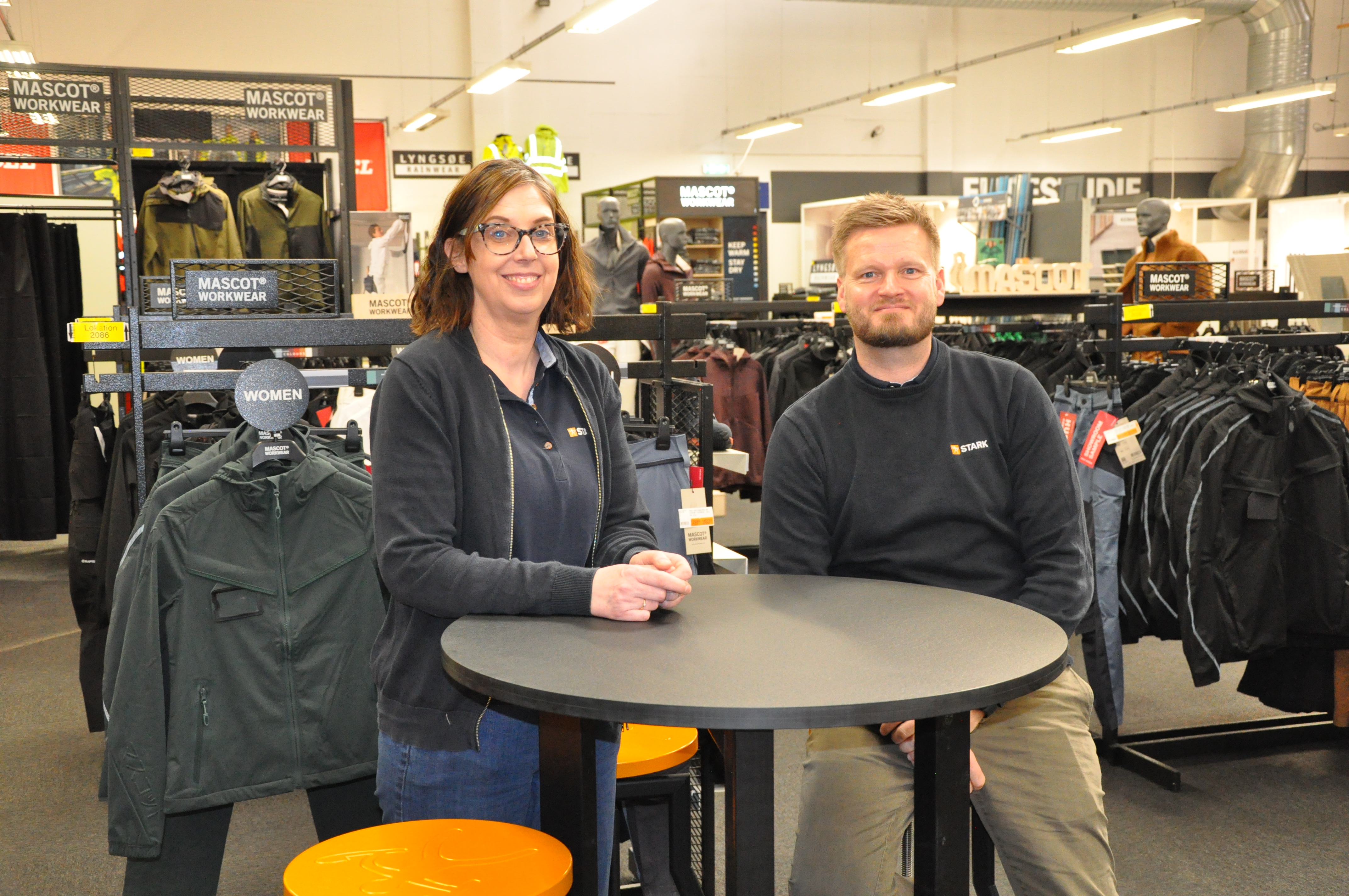 Trine Raun er butikschef for den 400 kvadratmeter store afdeling for arbejds- og profilbeklædning, mens Kristian Møbius er direktør for hele STARK Kalundborg.