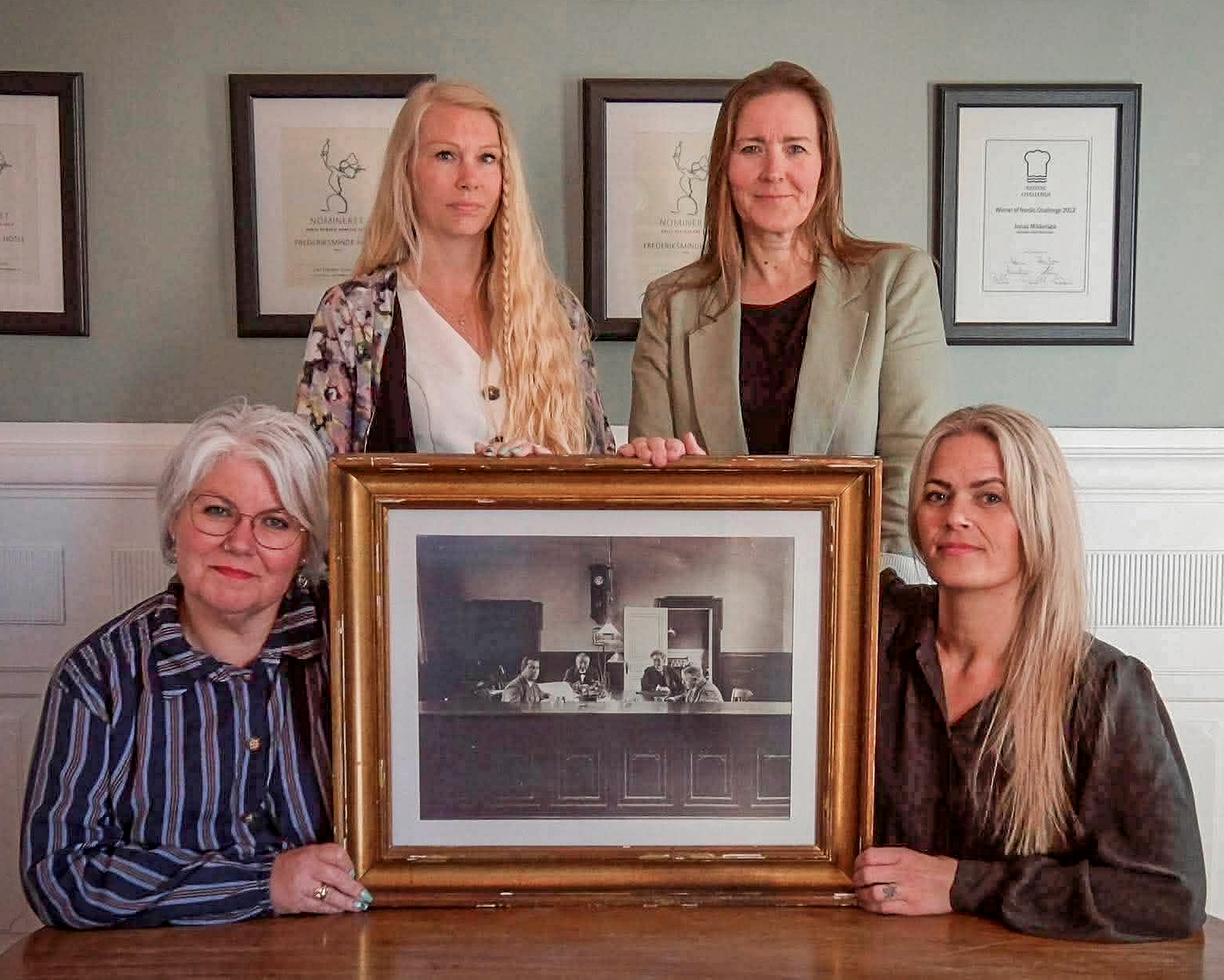 House of Præstø Fjord holder til i en historisk sparkassebygning, som oser af stemning. Fra venstre Karina Rydendahl, Ditte Knudsen, Caroline Axen og Mai Kristiansen, der alle har deres gang i det nye kraftcenter.
