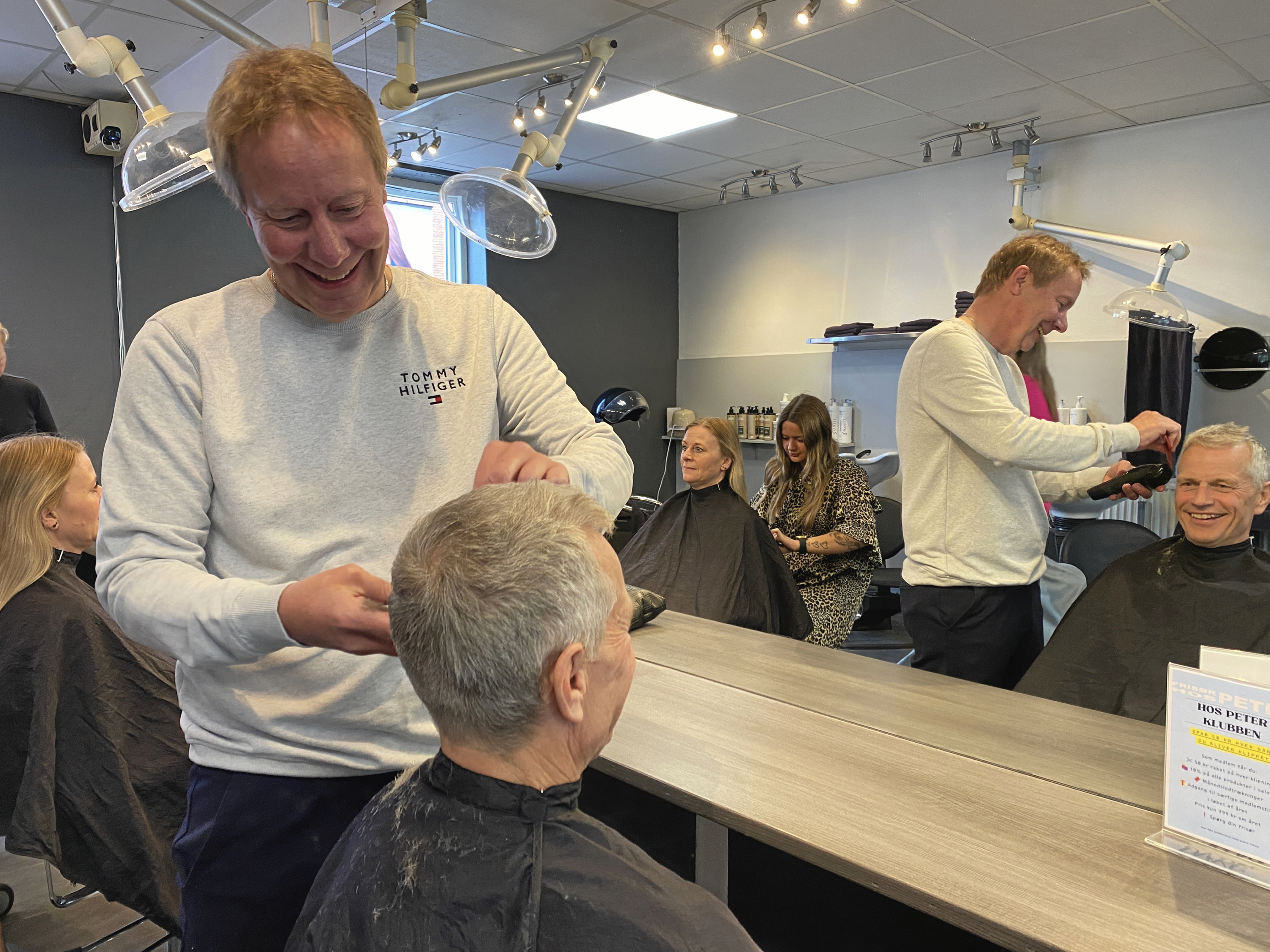 Stemningen er let i salonen "Hos Peter", hvor ejer Bo Spottog selv fører saksen, når kalderen tillader det.