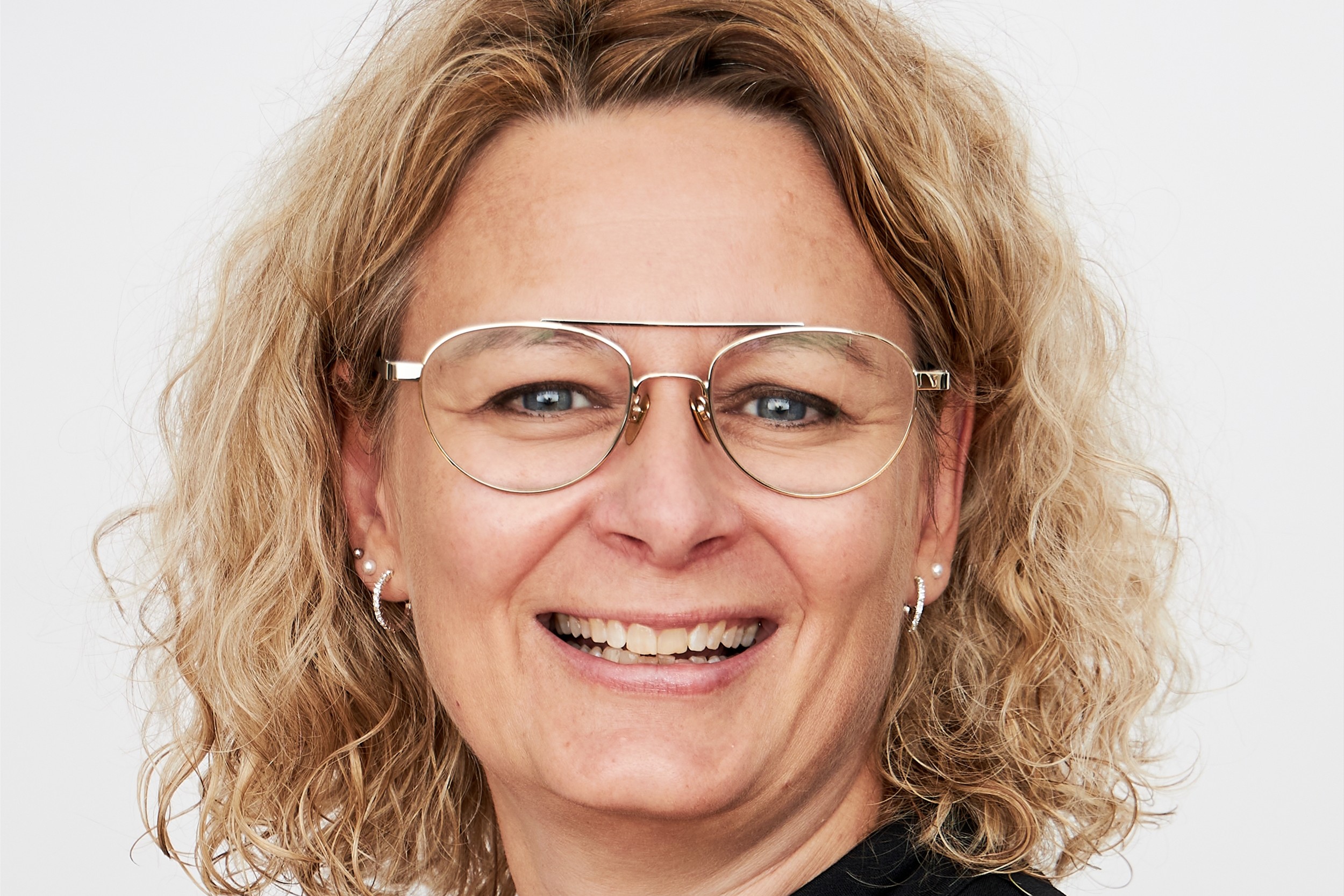 Anne Dræby Lünell styrer slagets gang, når der synges fællessange i den gamle biograf den 28. maj.