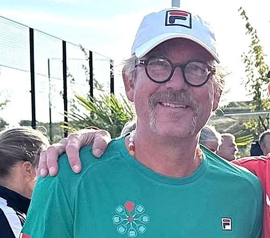 Kenneth Green Nielsen er formand for en af landets største padelklubber med omkring 1.700 medlemmer og arbejder stadig for at få et indendørs center i Holbæk.
